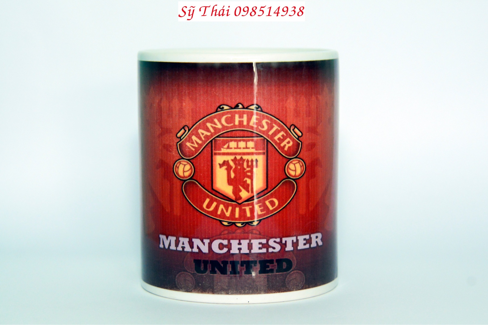 Ly sứ in logo CLB bóng đá Manchester united.