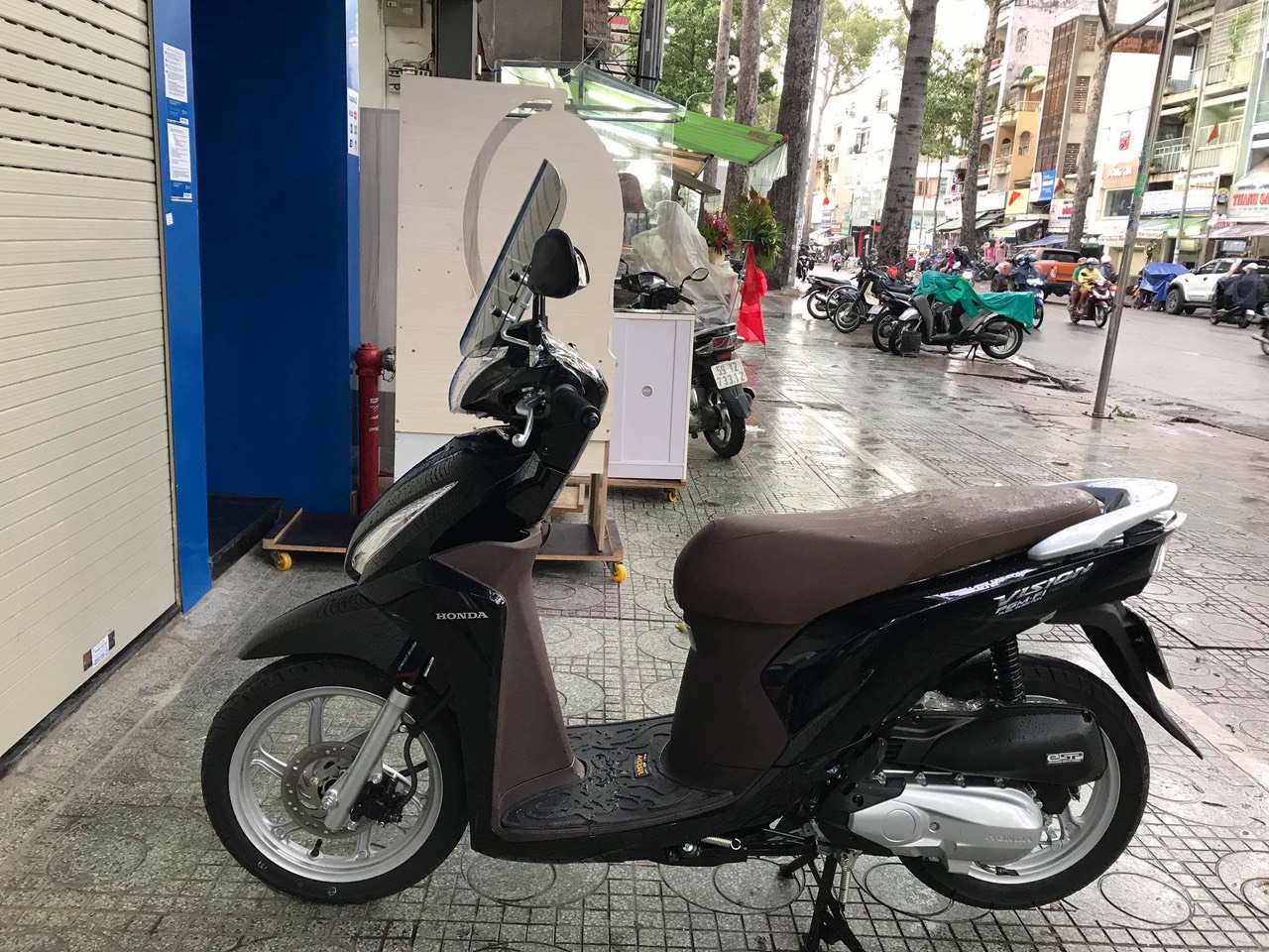 Kính chắn gió xe máy K-Di (Sử dụng cho tất cả các dòng xe máy thông dụng hiện nay)