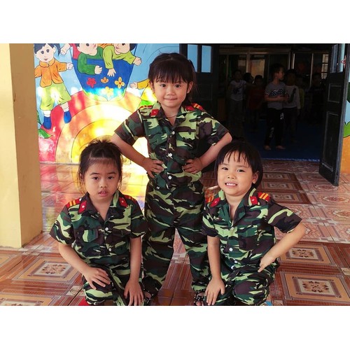 Đồ hoá trang bộ quần áo rằn ri cho bé