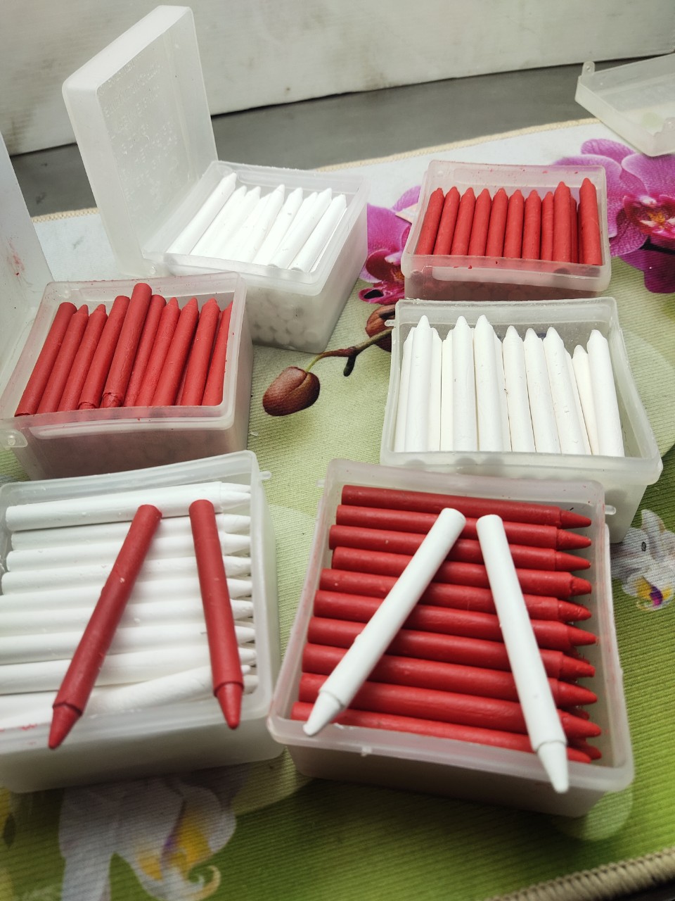 phấn sáp đỏ vẽ đồ ( 1 hộp 100 viên )