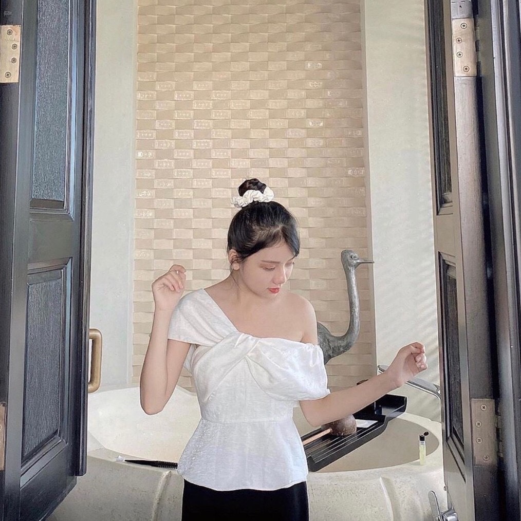 Áo peplum trắng trễ vai nơ có 2 cách mặc