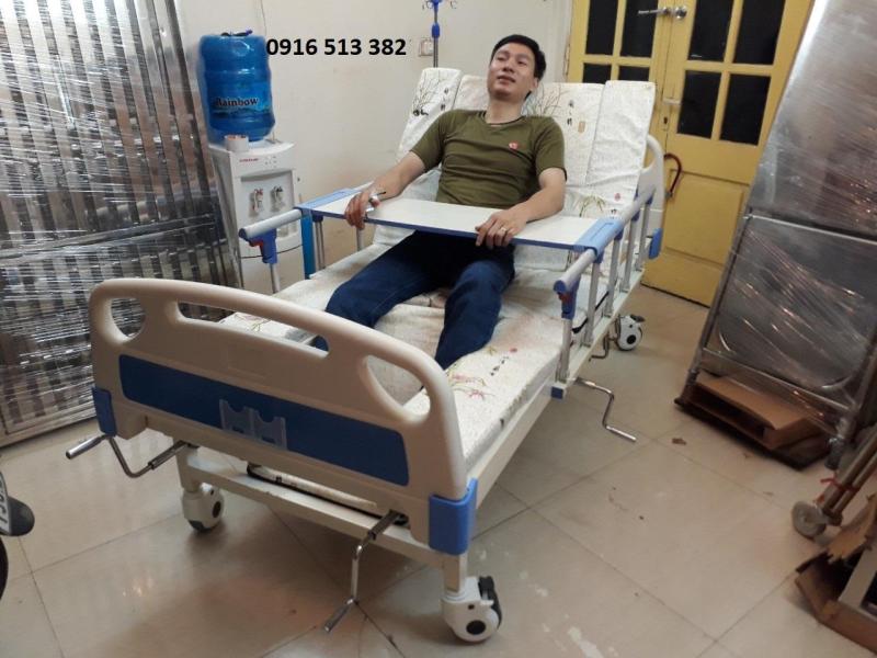 Giường y tế đa năng đầu nhựa 5 tay quay