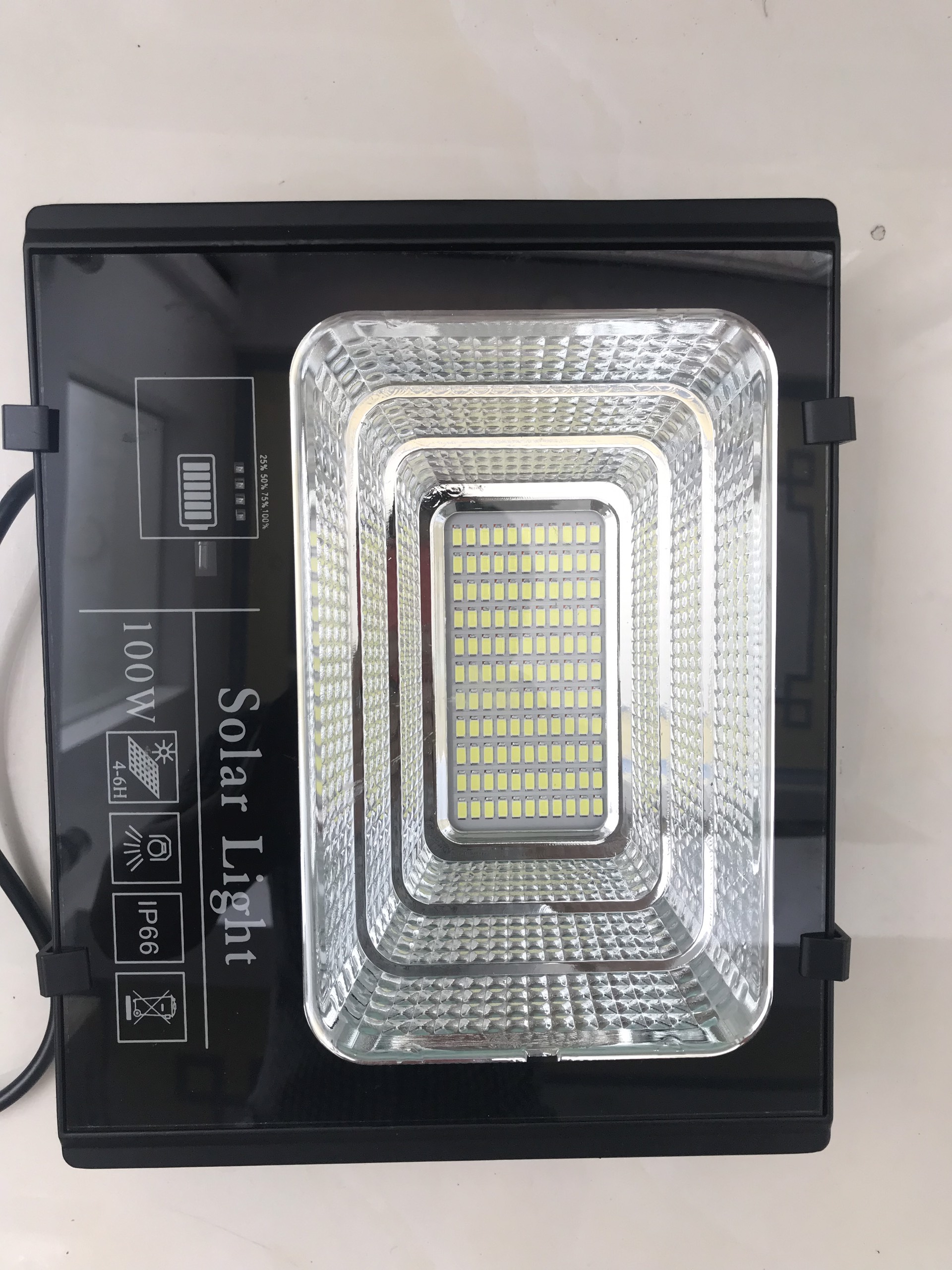 Đèn pha năng lượng mặt trời 100W
