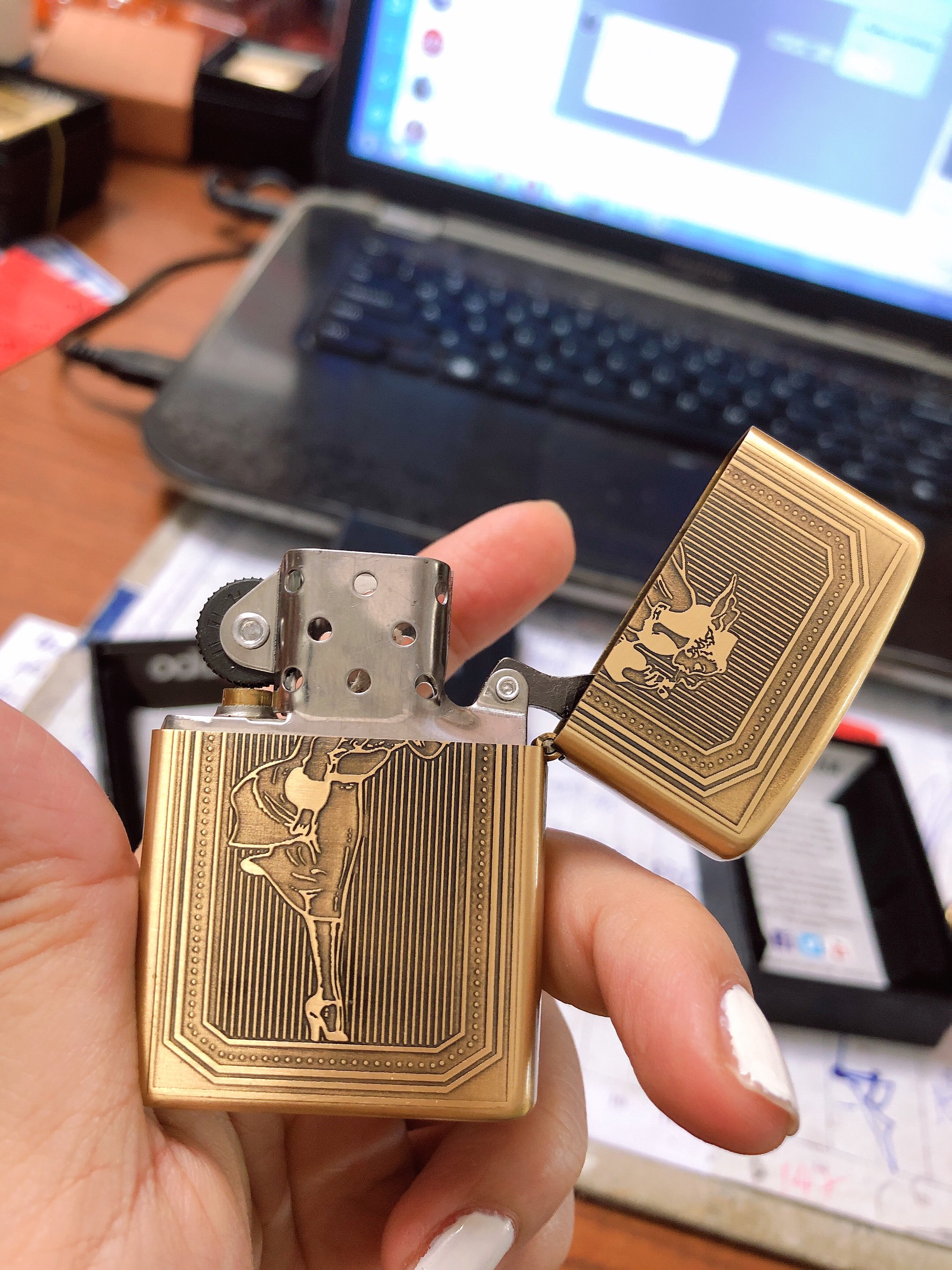 BẬT LỬA ZIPPO KHẮC CHÌM MẪU WINDY 2 MẶT MÀU VÀNG RUỘT TRẮNG
