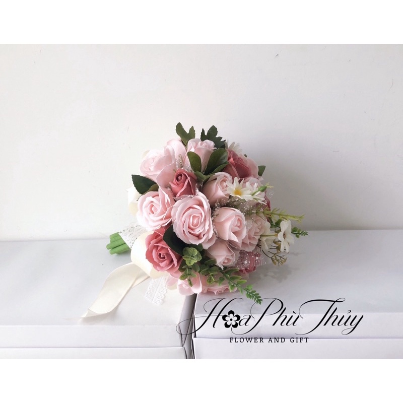 Hoa cưới cầm tay cô dâu bằng sáp thơm
