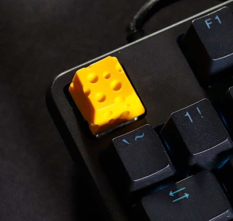 Keycap cheese vàng đậm trang trí bàn phím cơ gaming.