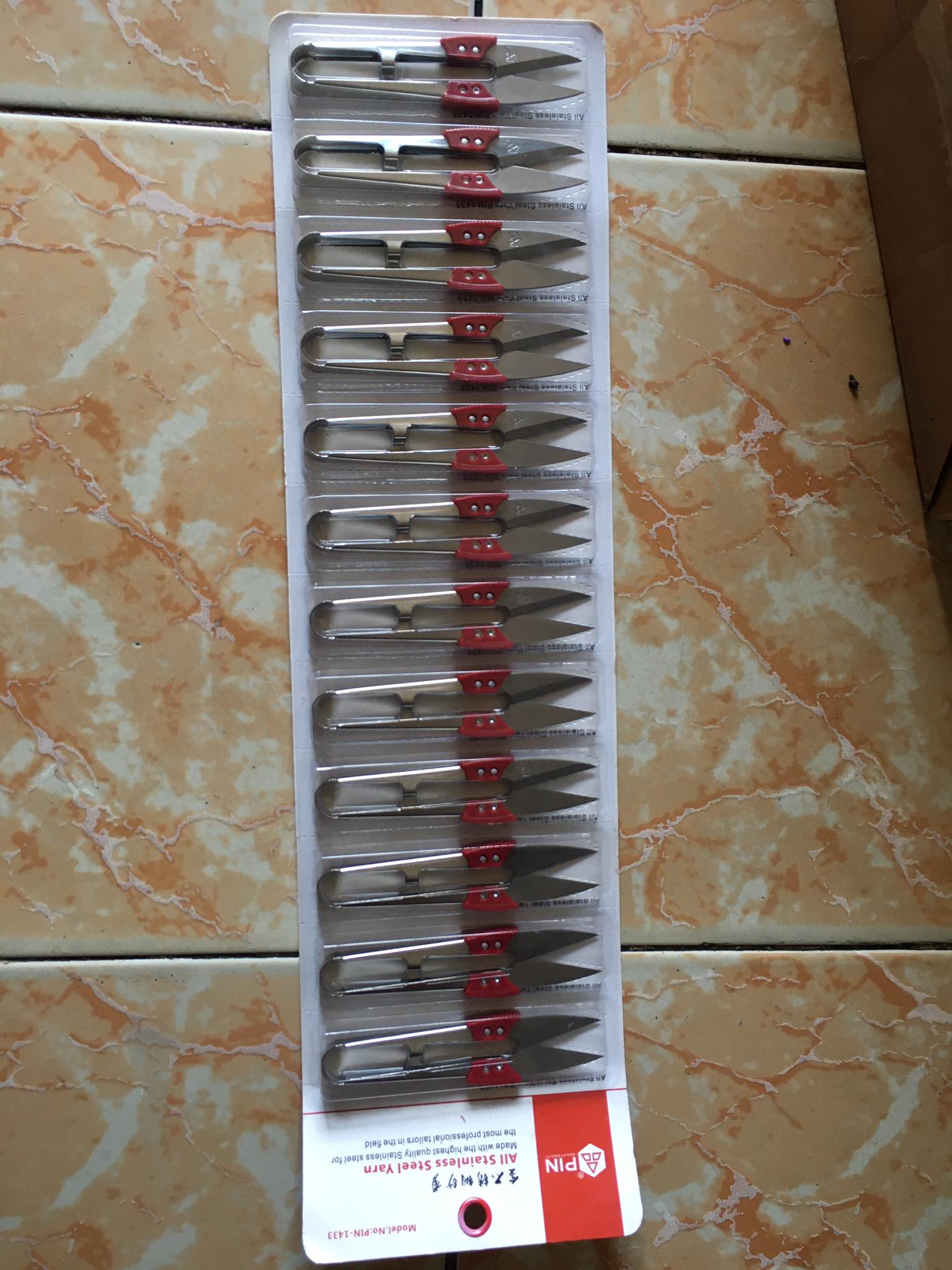 COMBO vỉ 12 Kéo bấm chỉ tay đệm đỏ