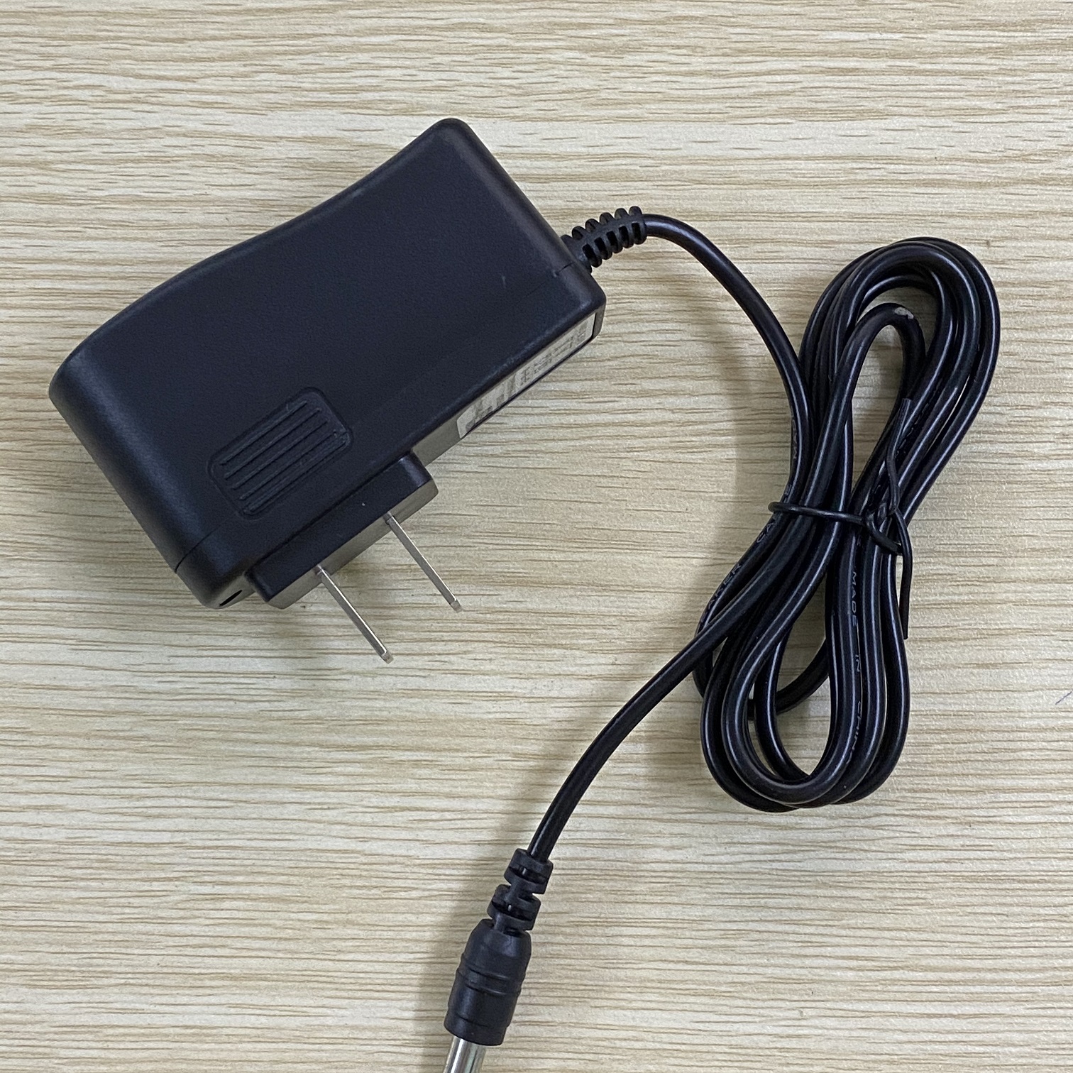 Cục sạc máy cân mực laser 5V - 2A chuôi cắm Φ5.5 mm (100V - 240V)