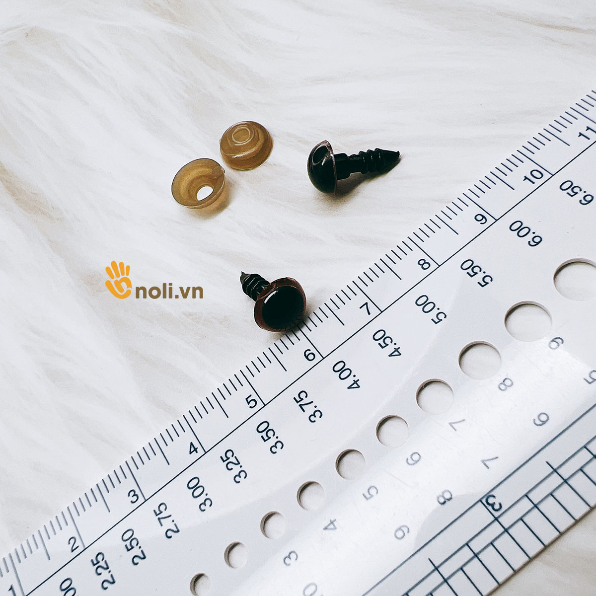 Mắt thú màu xanh biển an toàn cho bé