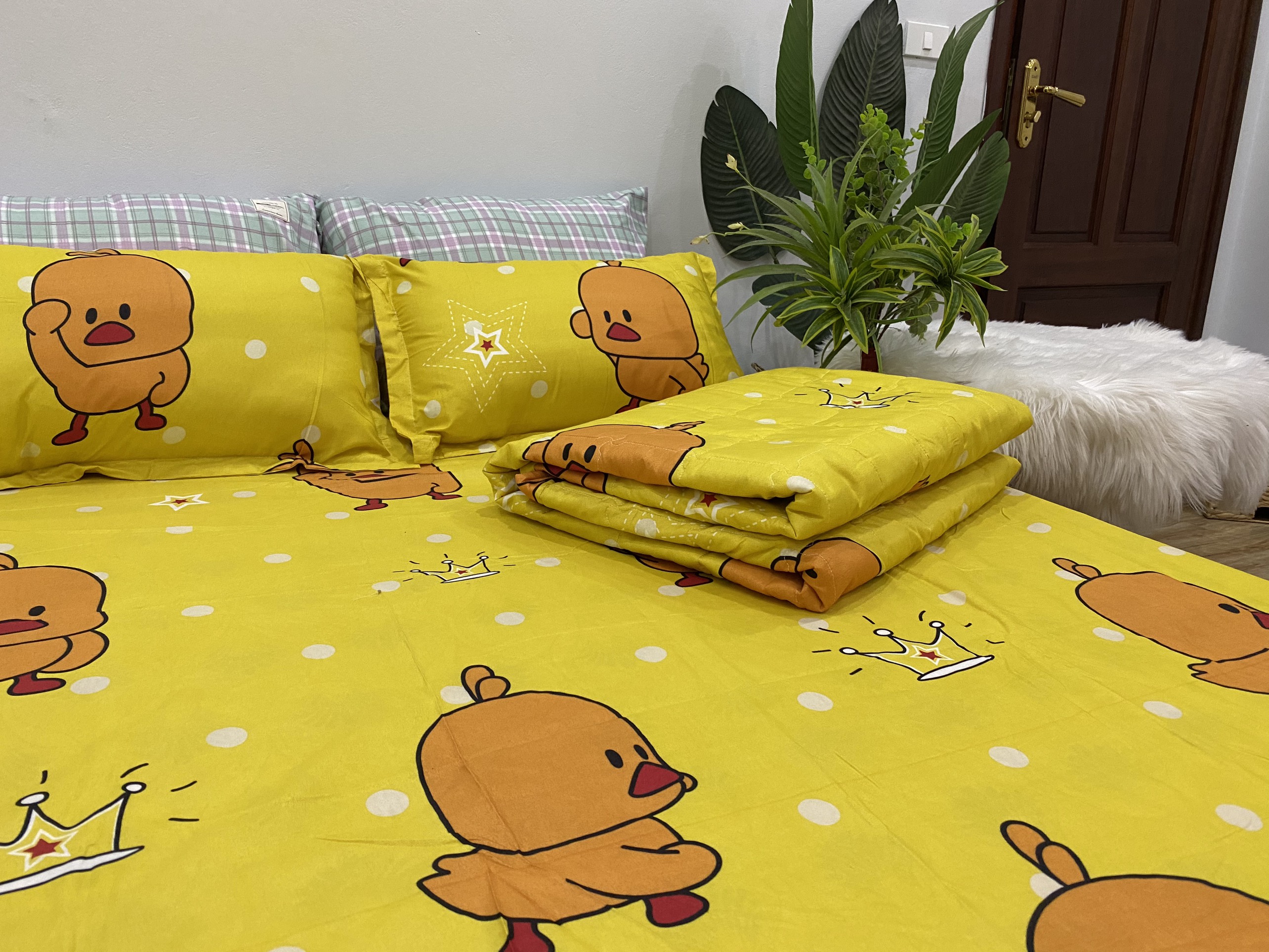 Set Ga Gối Mẫu Vịt Vàng Mã CHM18 gồm (1 ga + 2 vỏ gối nằm +1 vỏ gối ôm )