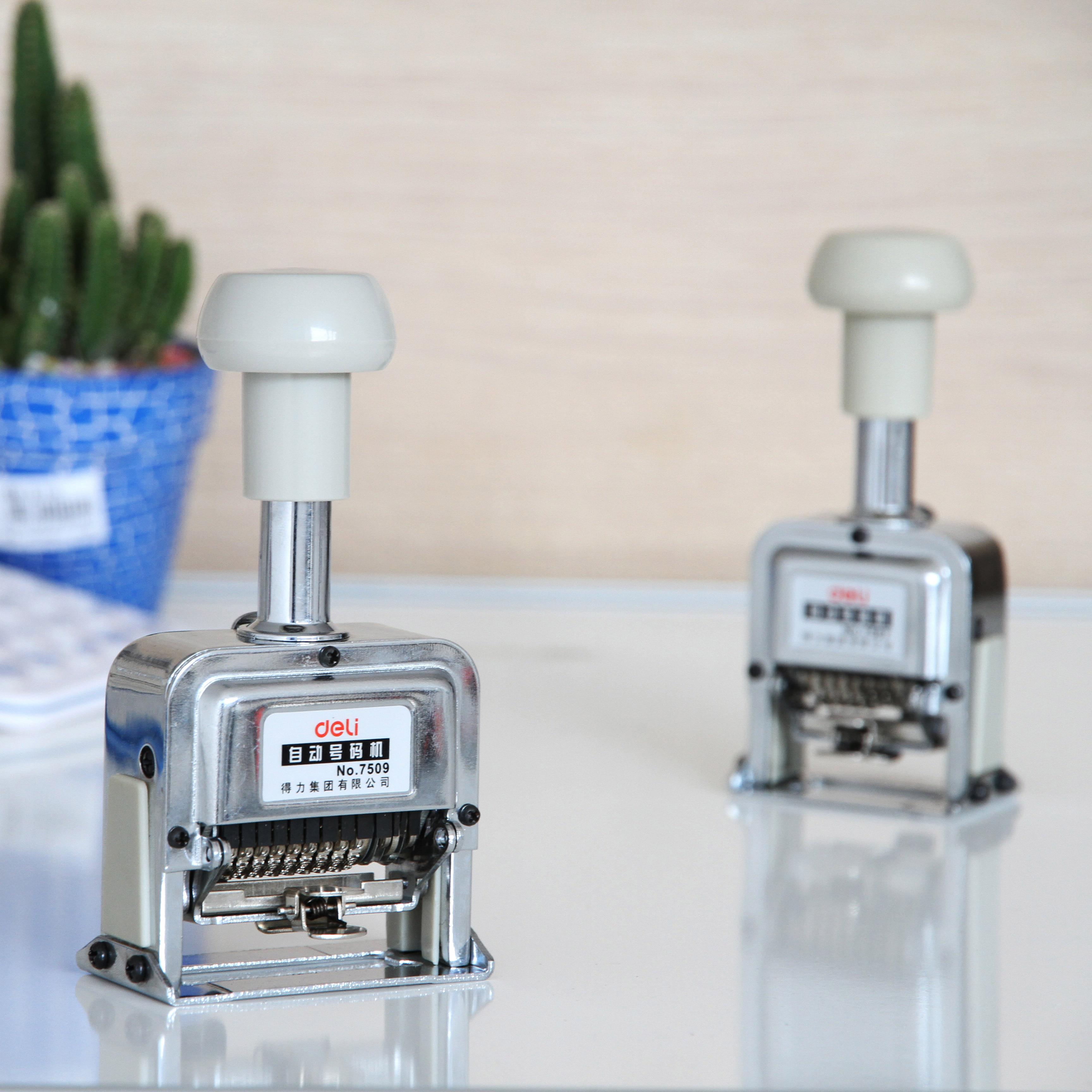 Máy dập dấu nhảy 9 số Deli - 1 chiếc - 7509