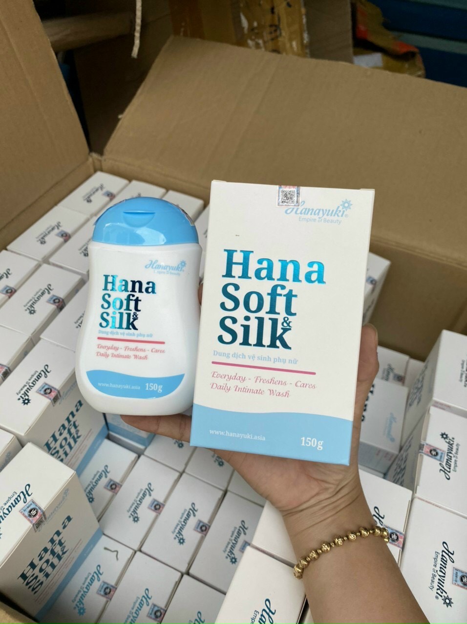 Dung Dịch Vệ Sinh Phụ Nữ Hana Soft Silk Hanayuki 150ml
