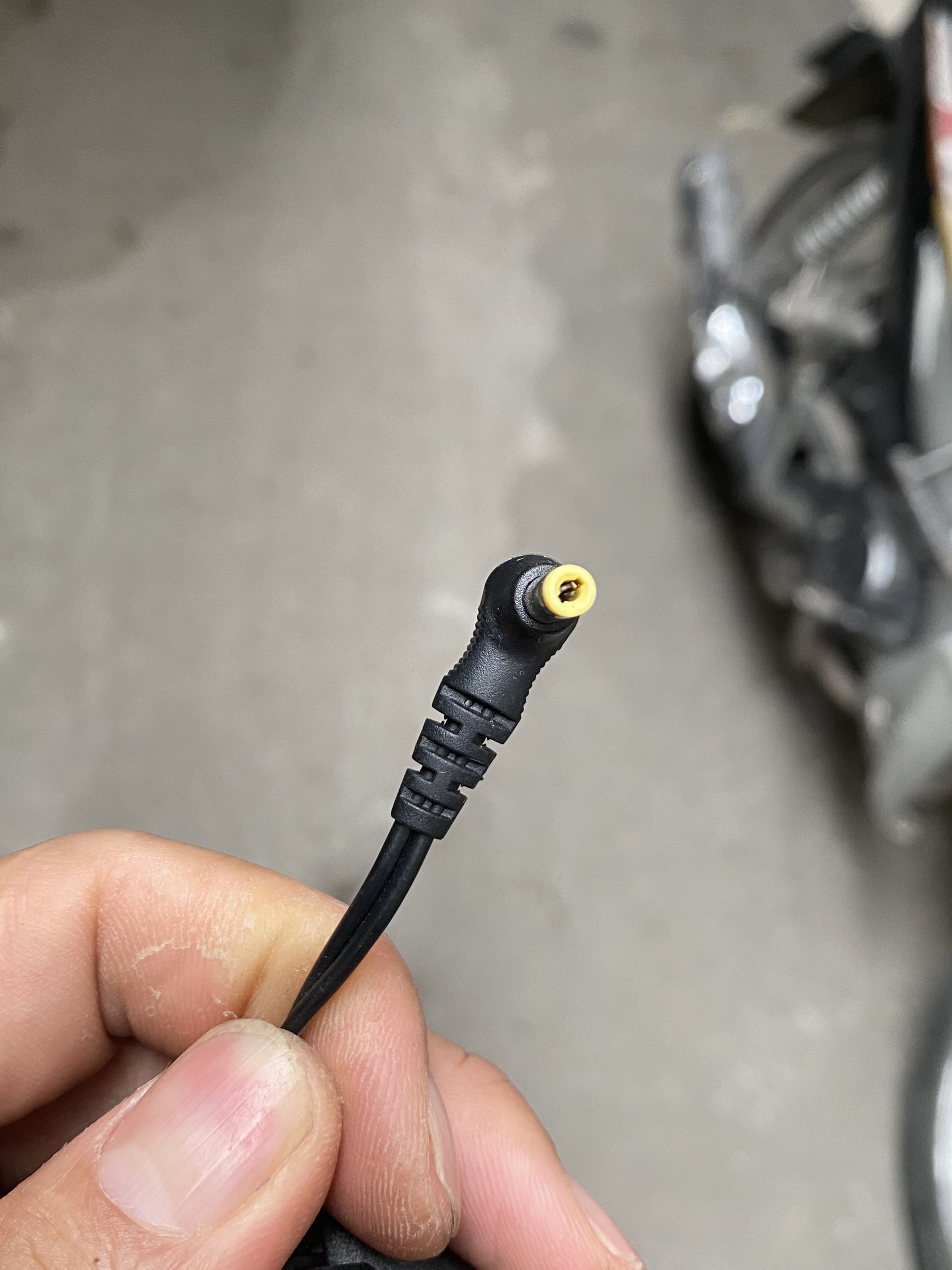 Adapter nguồn 9V chân cắm 4.0mm -1.7mm