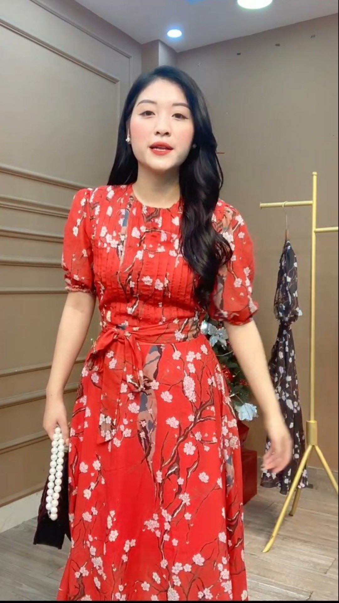 Váy Đầm Thiết Kế Họa Tiết Cành Hoa Đào Cổ Tròn, Váy Lụa Tơ Non In Hoa 100D, Váy Đầm Cổ Tròn Xếp Li Eo Ngực, Váy Lụa In Hoa Thiết Kế Julidos Fashion