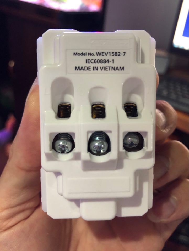 Ổ cắm đôi 3 chấu Panasonic WEV1582-7SW(hạt to,1 cái)