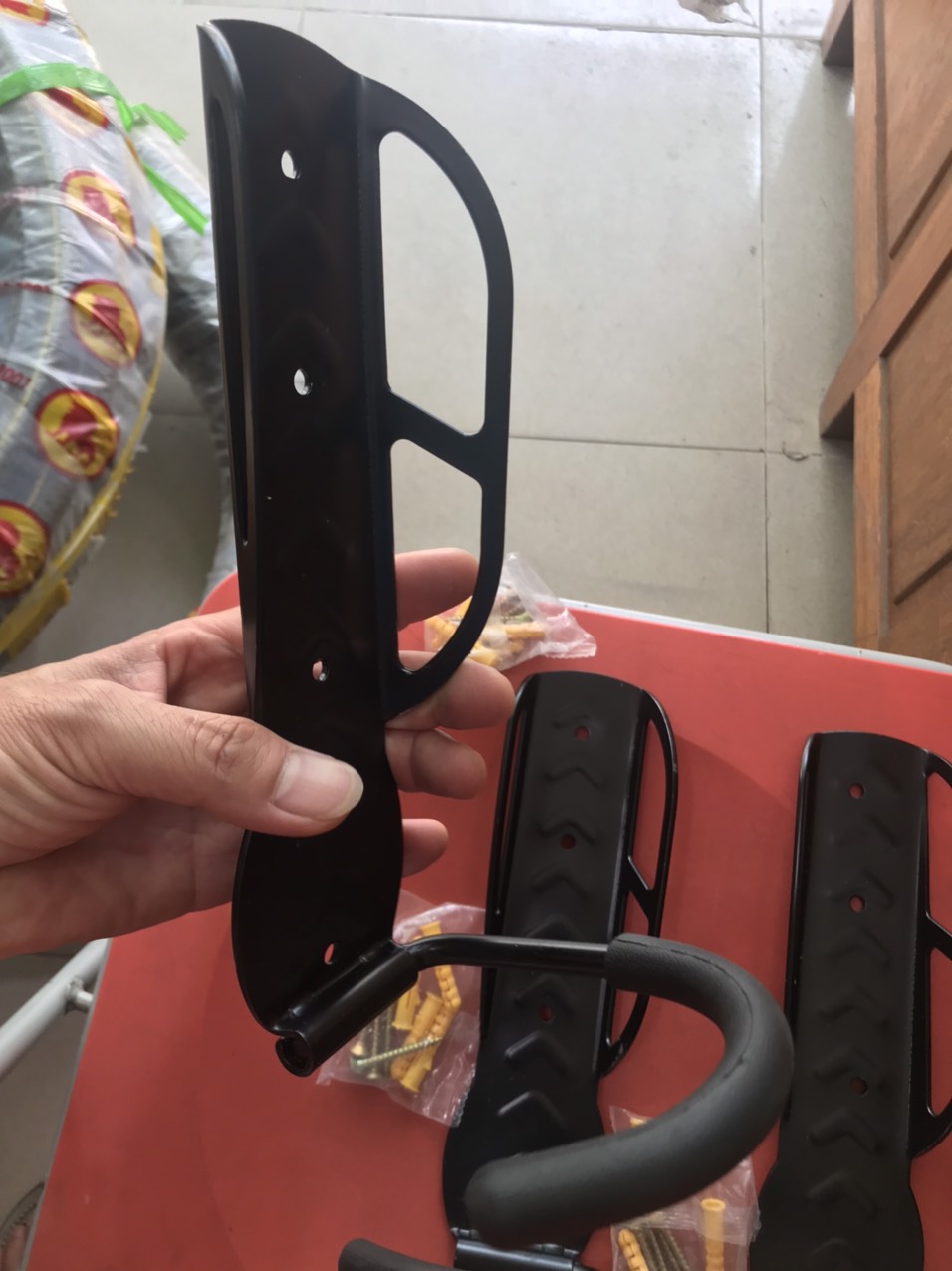 Móc Treo Xe Đạp Dựng Đứng Dọc Lên Trên Tường