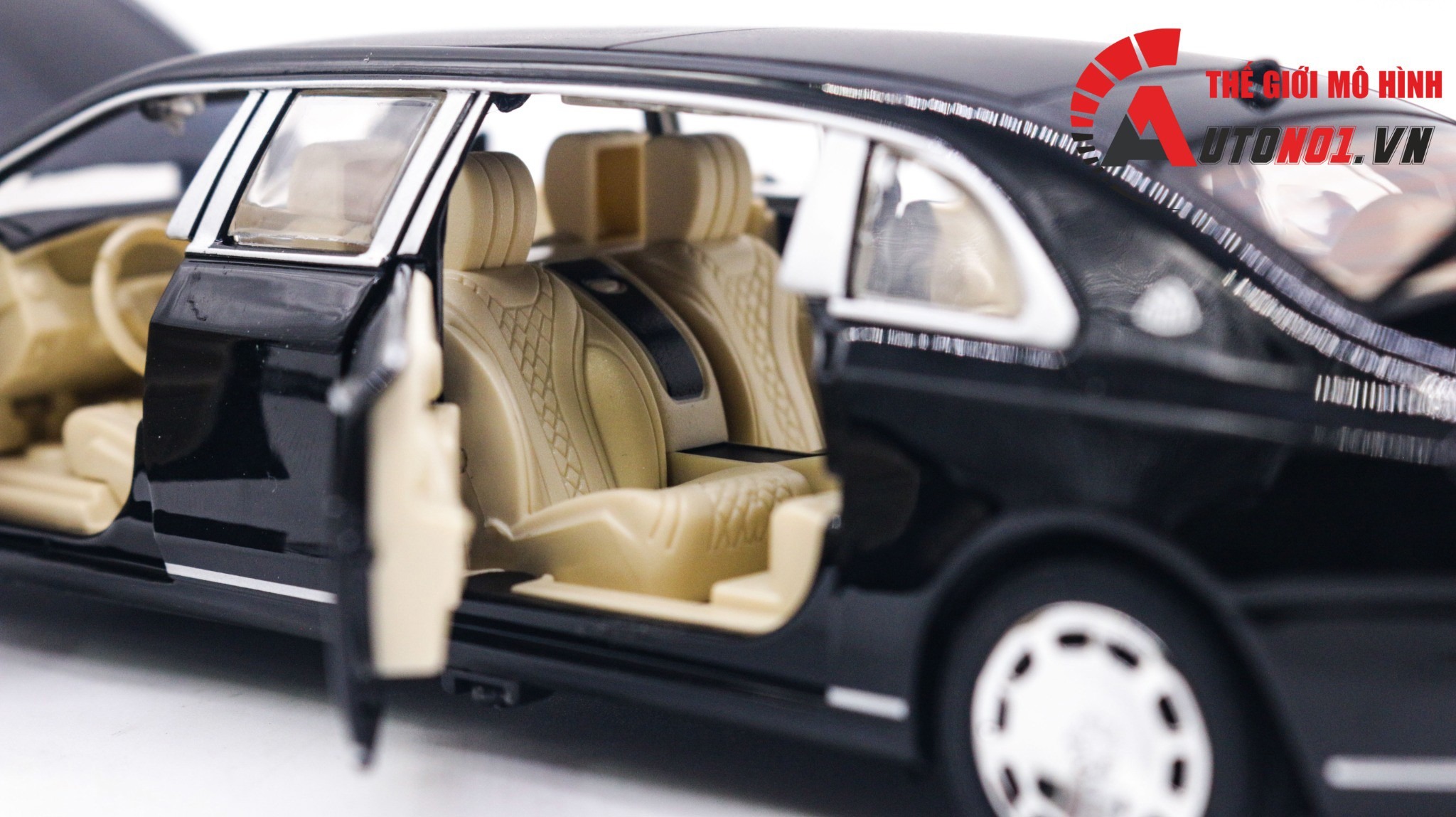 1:32 scale Mercedes Maybach S600 Pullman model