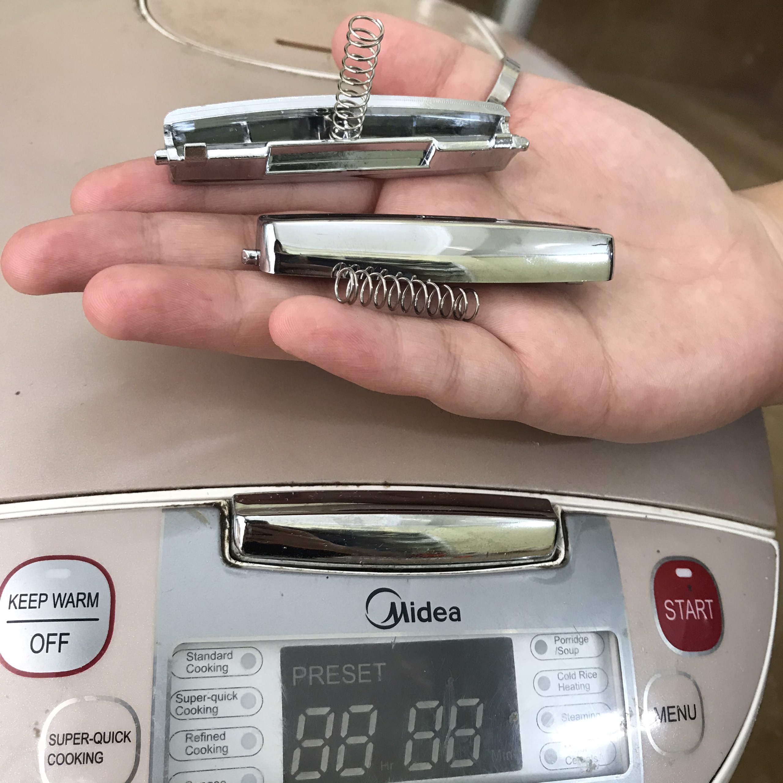 Lẫy khóa nồi cơm điện Midea MB-FS5018 - Phụ kiện, linh kiện nồi cơm điện Midea