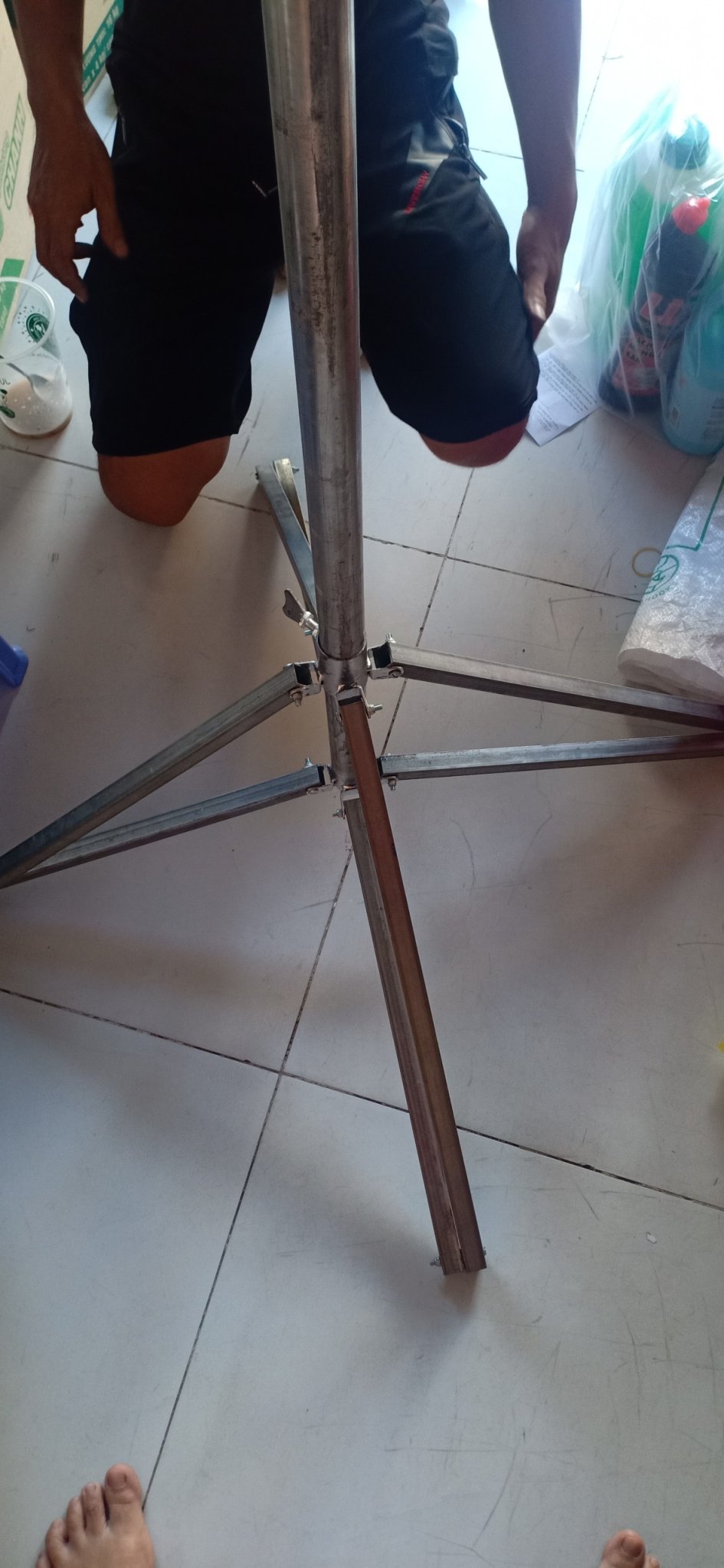 Vòng tròn và chân xếp treo quần áo