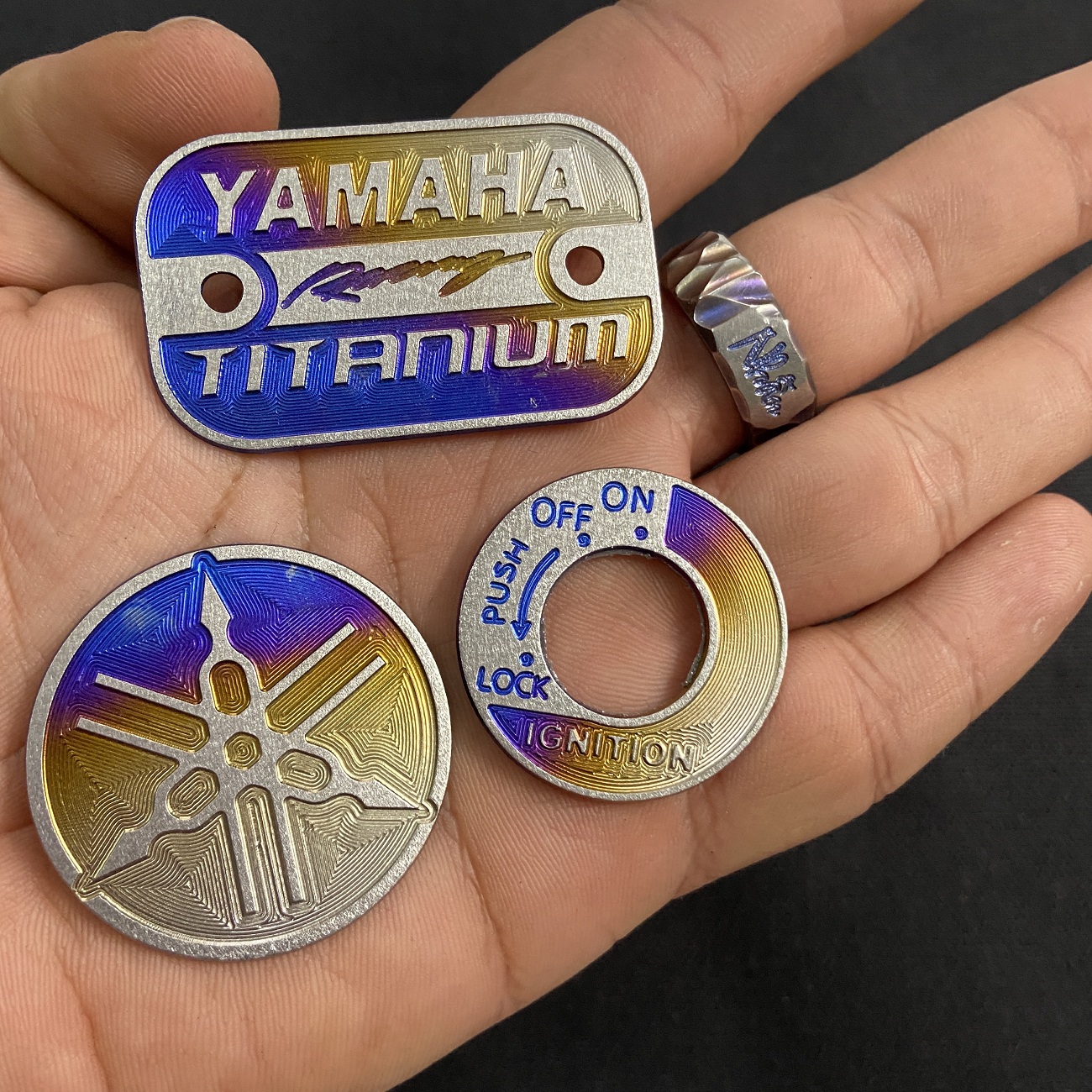 [VIRUS TITAN] TEM TITAN DÁN BÌNH DẦU,TEM TITAN DÁN Ổ KHÓA,TEM TITAN LOGO YAMAHA TRANG TRÍ XE SIRIUS KEO 3M SIÊU ĐẸP (3 TEM)