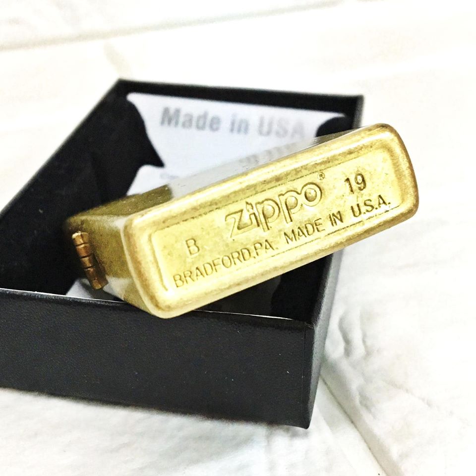 [ KHUYẾN MÃI ] Hột Quẹt , Bật Lửa Zippo Mỹ ( USA ) Màu Vàng Cổ Điển - Ruột Bạc ( Có Tem Đỏ )
