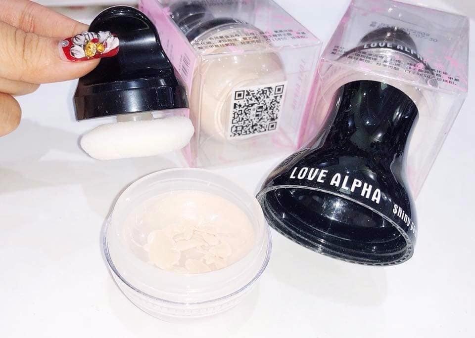 Phấn phủ bột nhũ kim tuyến Love Alpha
