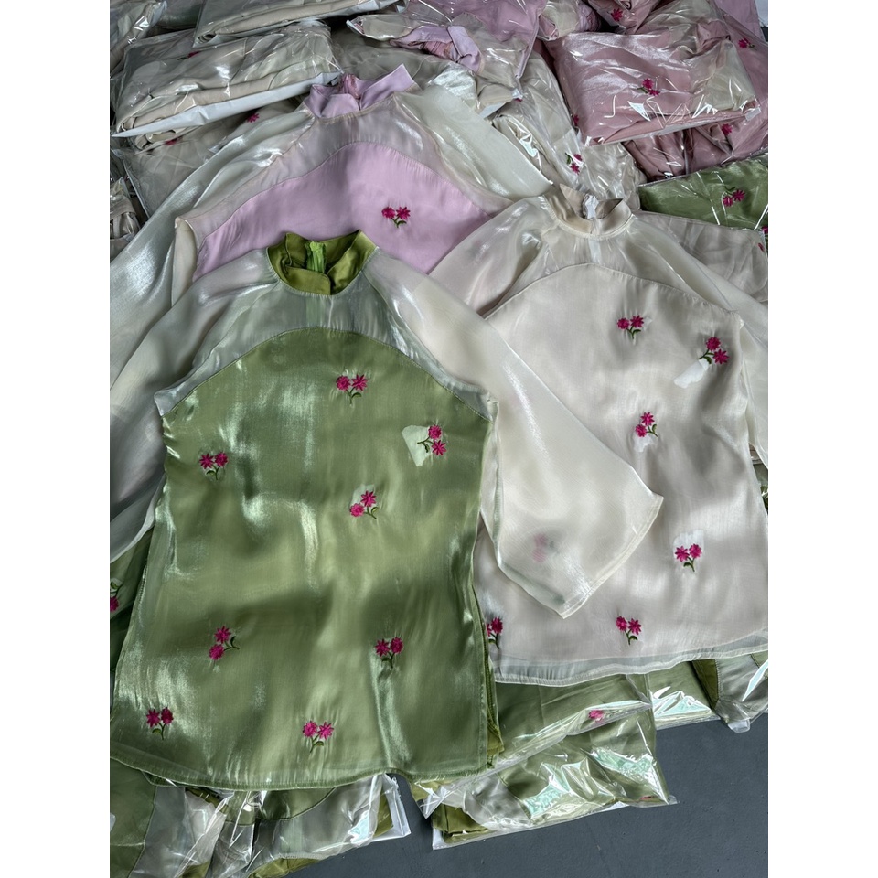 Set lam hoa thêu hồng phối voan tơ