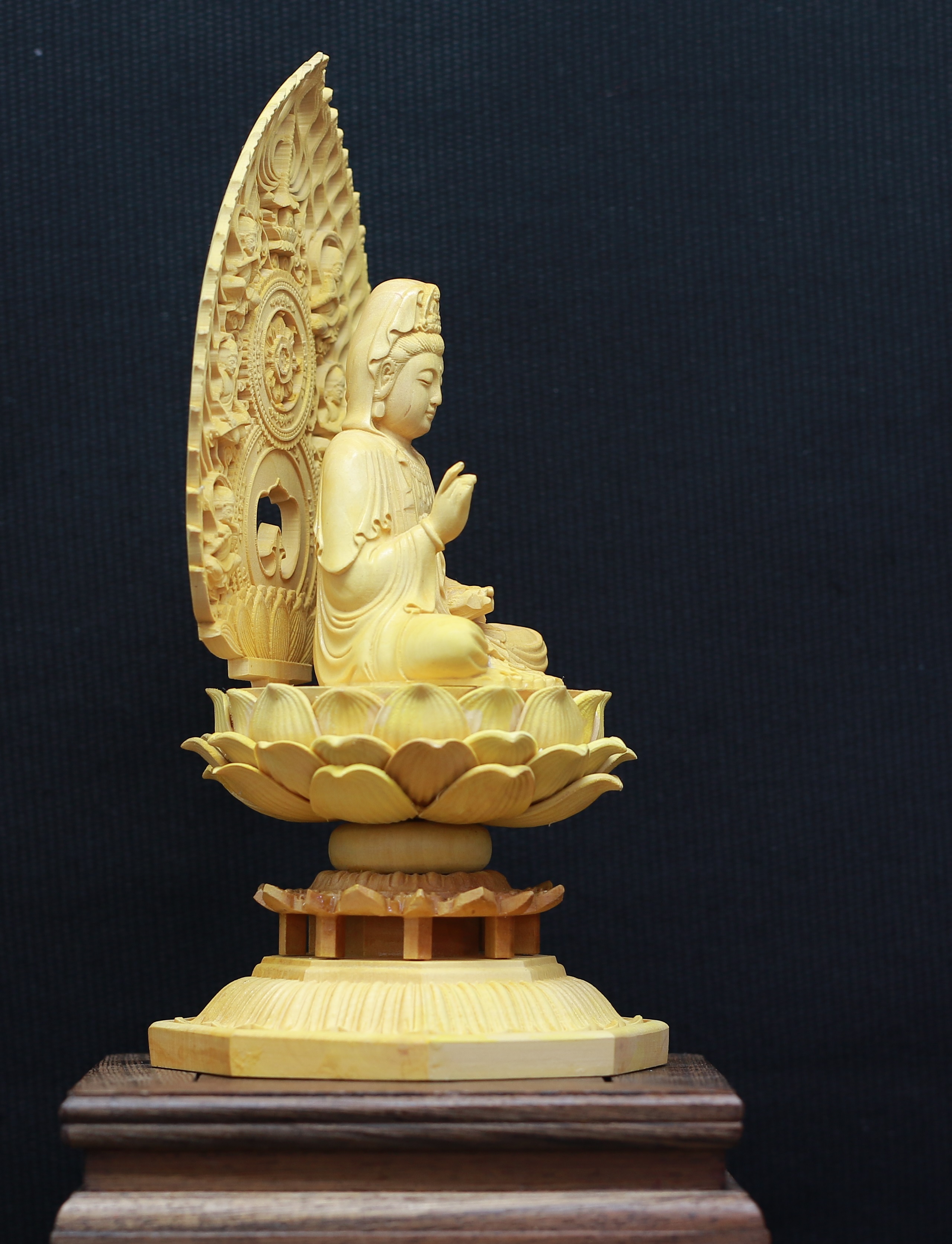 Tượng gỗ Phật Bà Quan Âm có hào quang ( gỗ Hoàng Dương cao 17cm)