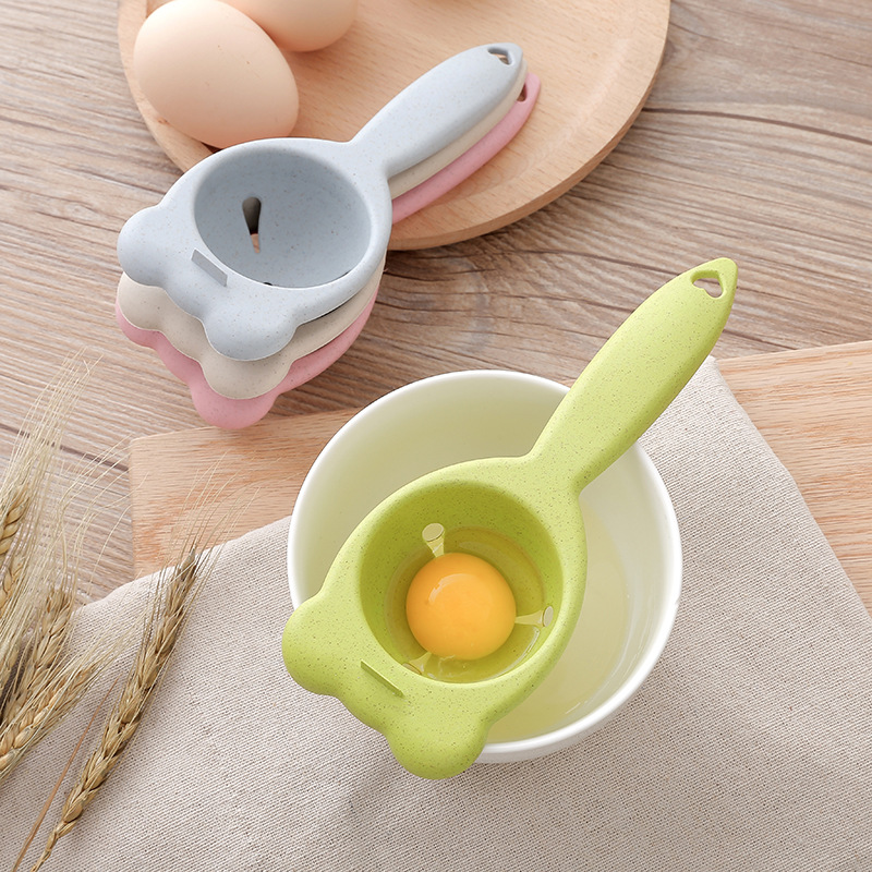 Bear-shaped egg yolk separator