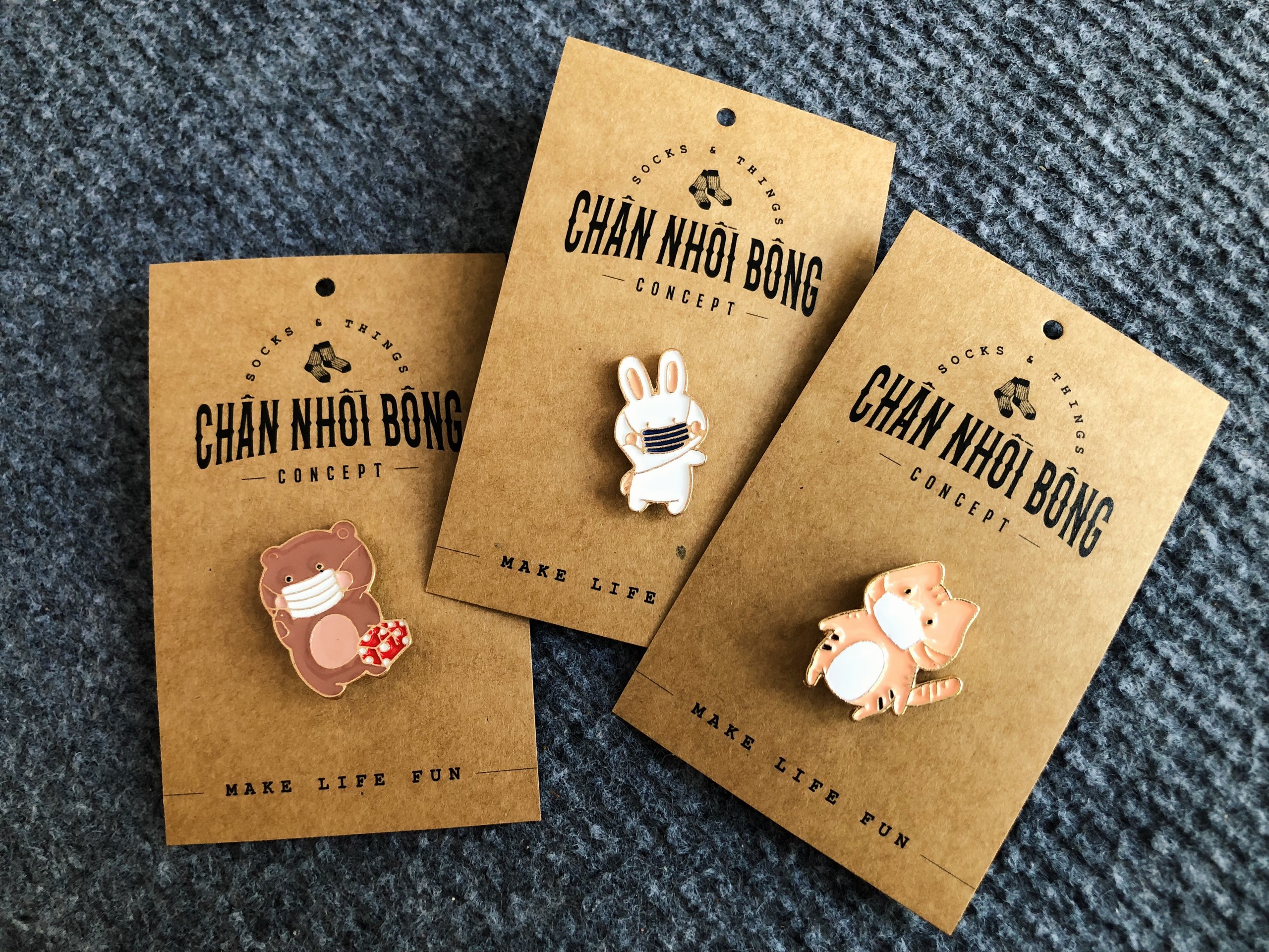Pin cài áo, balo thỏ đeo khẩu trang