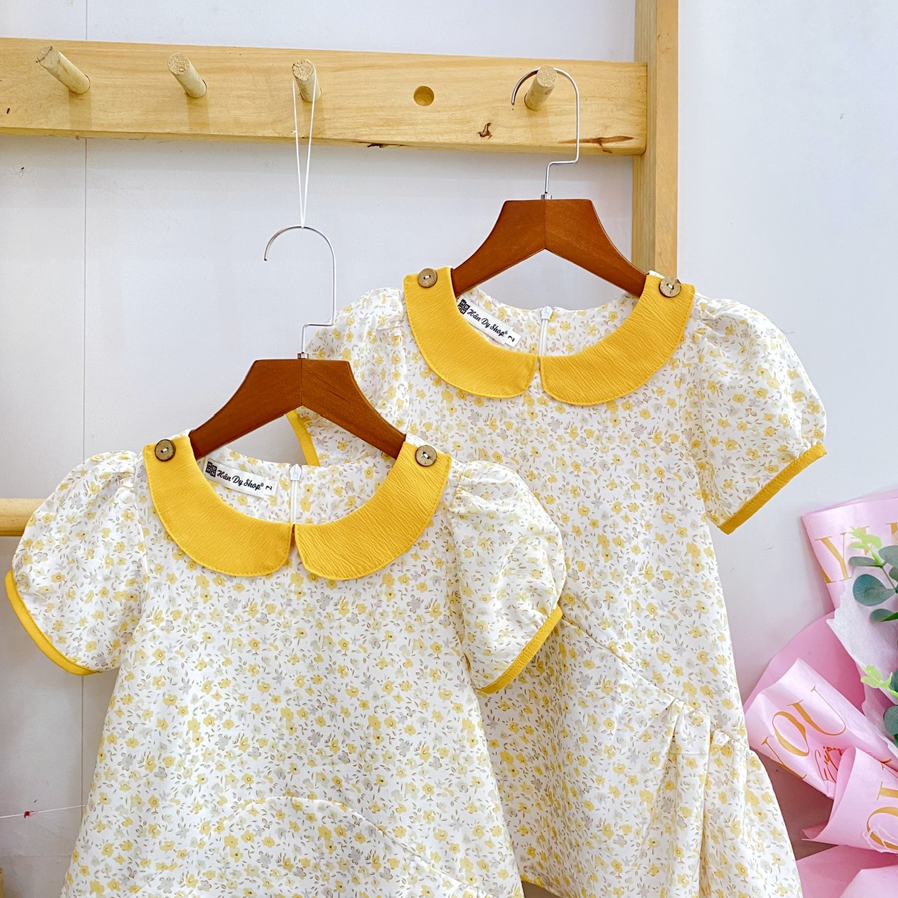 Đầm hoa nhí cổ sen đính nút, ngắn tay