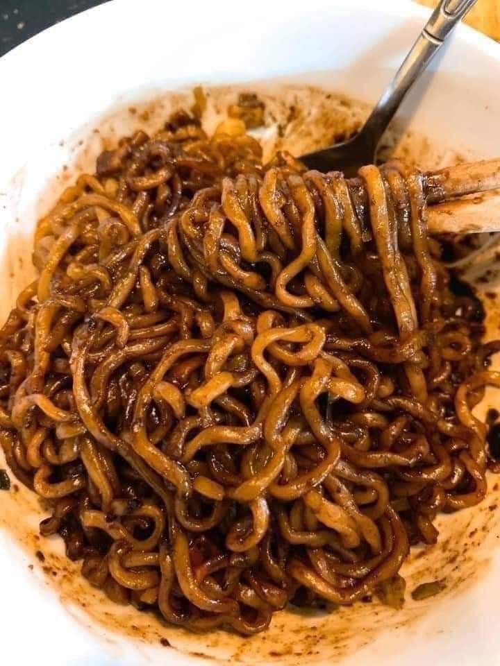 Thùng 20 gói mì trộn tương đen