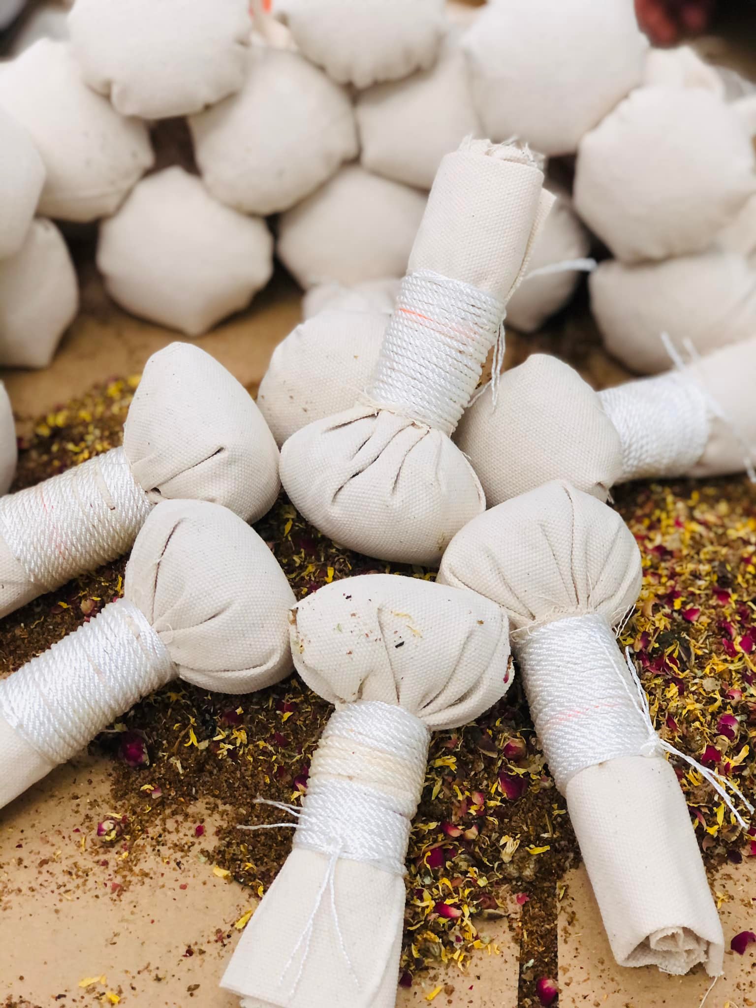 Cây muối chườm mắt thảo dược sau sinh