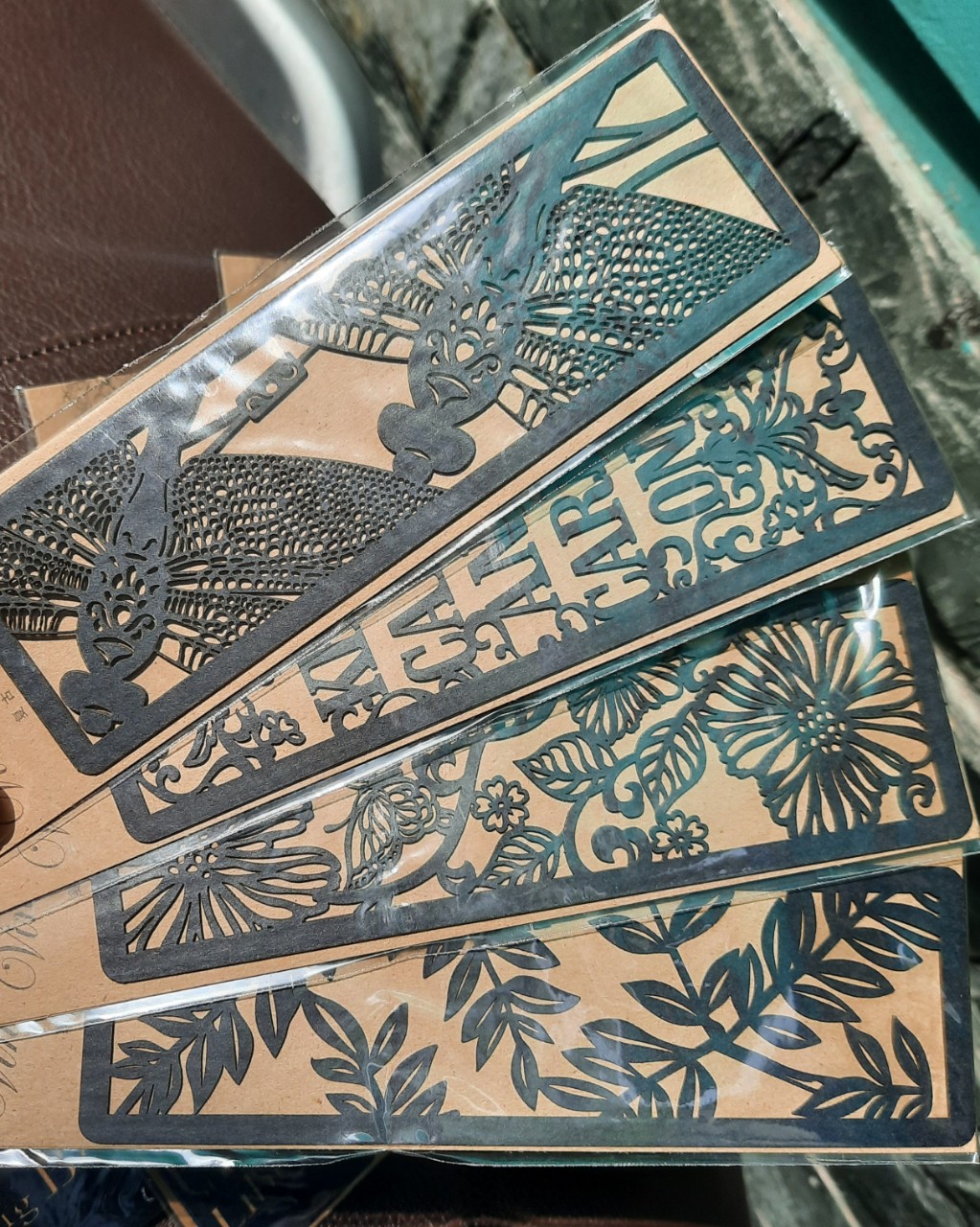 ĐÁNH DẤU SÁCH TỪ GỖ CẮT KHẮC TINH TẾ