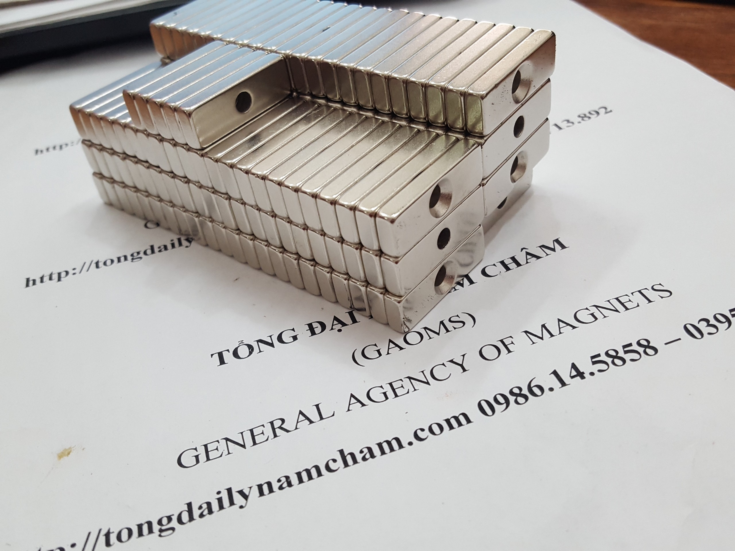 5 viên nam châm 30x10x5 lỗ vát 4mm