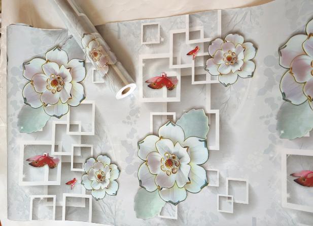 decal 10m giấy dán tường giả đá hoa cương hoa sen 3D khổ 45cm keo sẵn. Chất liệu PVC, không thấm nước, bền màu, không độc hại. Giấy có sẵn keo chỉ cần lột ra và dán.