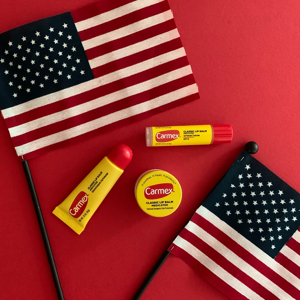 Son dưỡng môi CARMEX CLASSIC LIP BALM Americarevn (dạng thỏi, tuýp, không màu - 15g- Bill Mỹ)