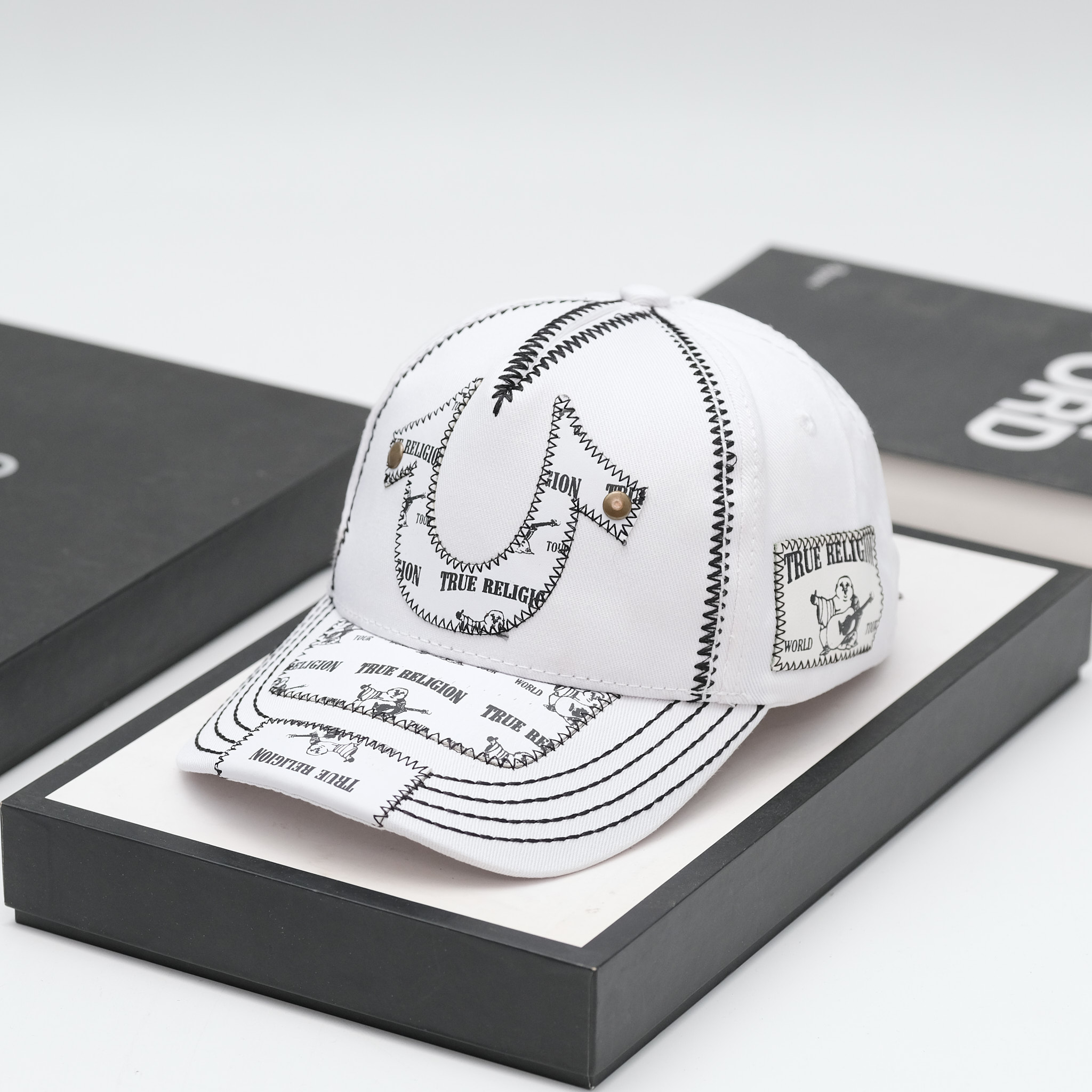 Mũ lưỡi trai nón kết true religion ông địa chỉ thêu dích dắc logo hình chữ nhật bên hông thoáng mát vải kaki cotton trắng form đứng thời trang cao cấp vừa mọi đầu / nón sơn