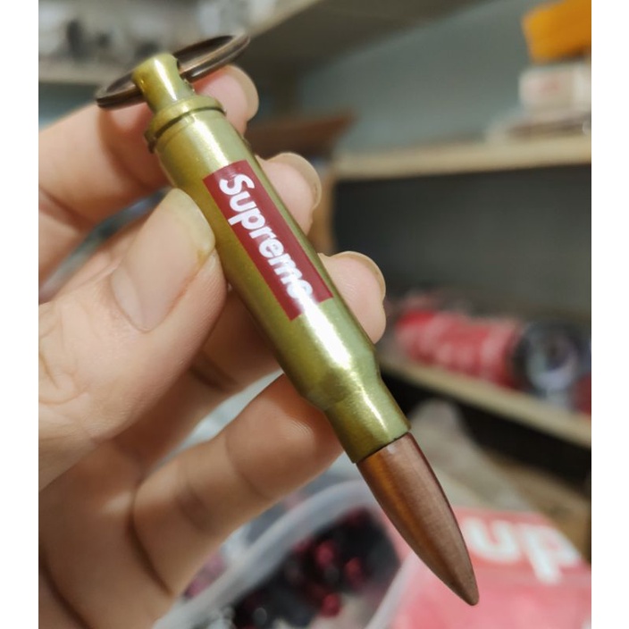 Móc khóa Supreme độc lạ