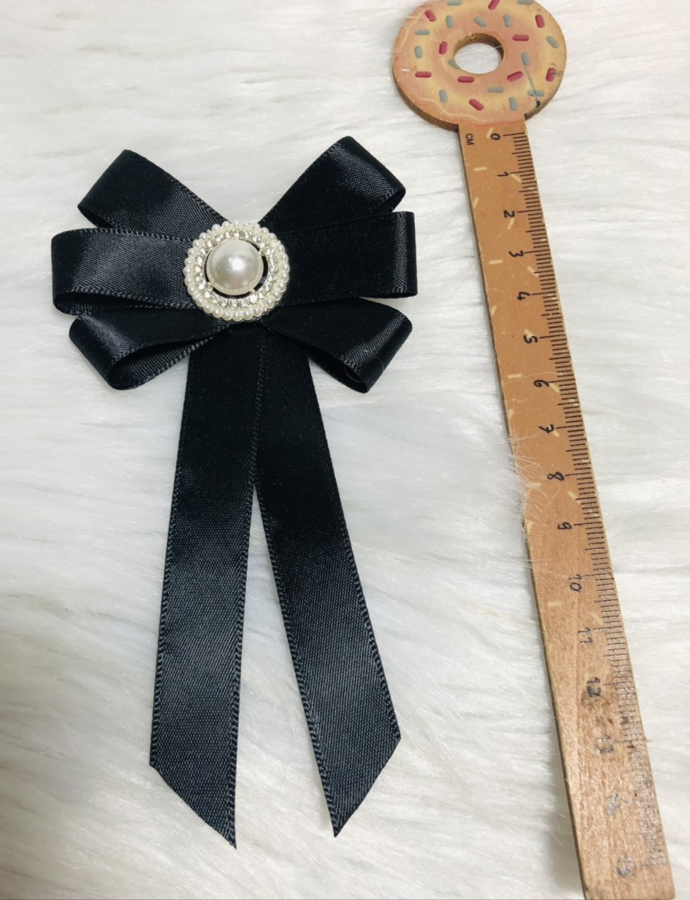 Cài áo lụa đen đính hạt. KT 8 x 14cm