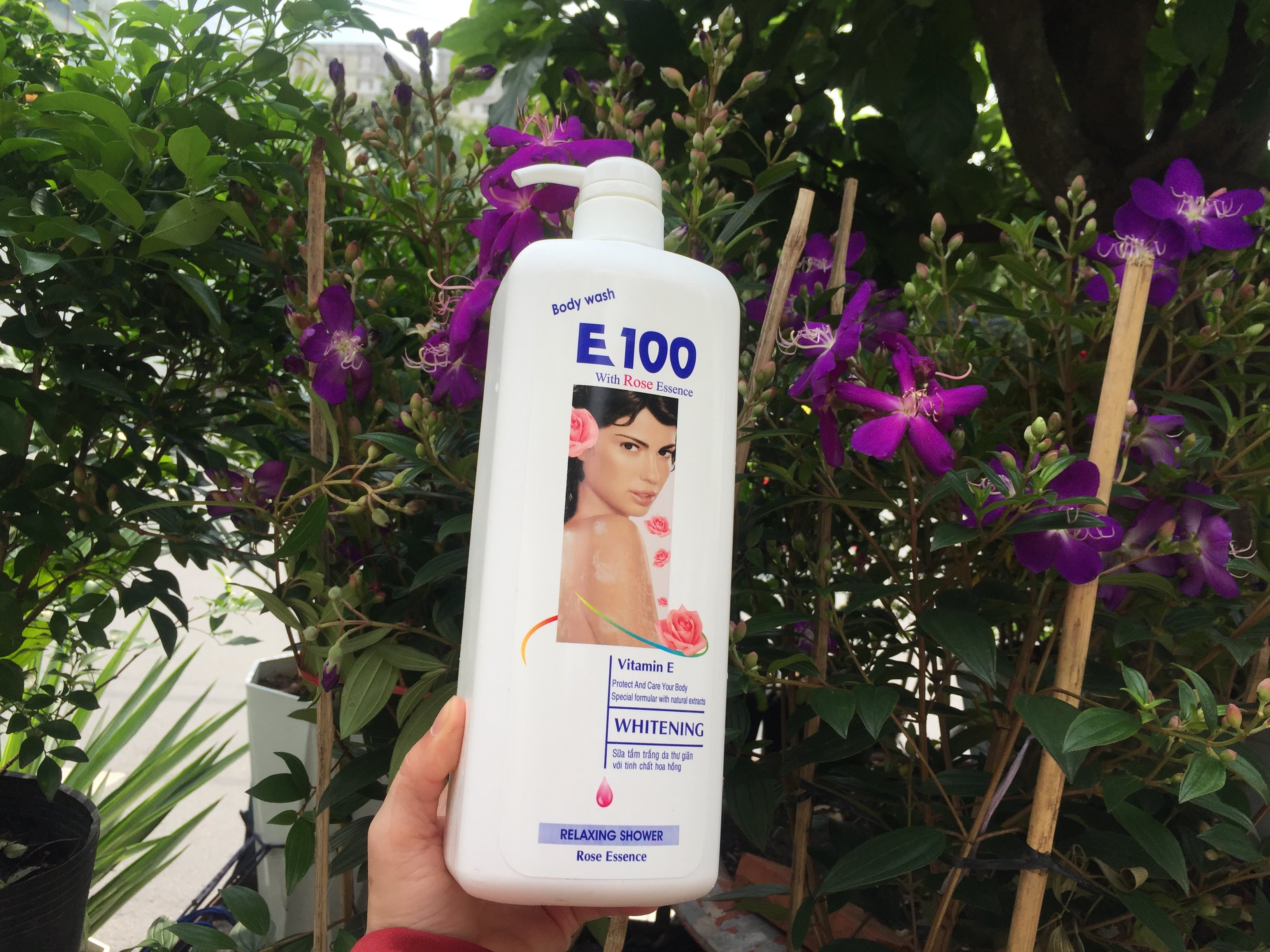 Sữa tắm e 100 vitamin e và hoa hồng 1100 ml trắng da