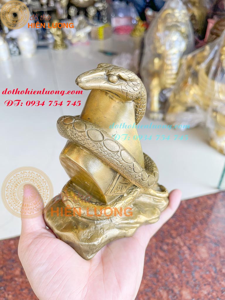 Tượng Rắn Bằng Đồng Phong Thủy Cuốn Thỏi Vàng Cao 18cm - Tượng Rắn 12 Con Giáp