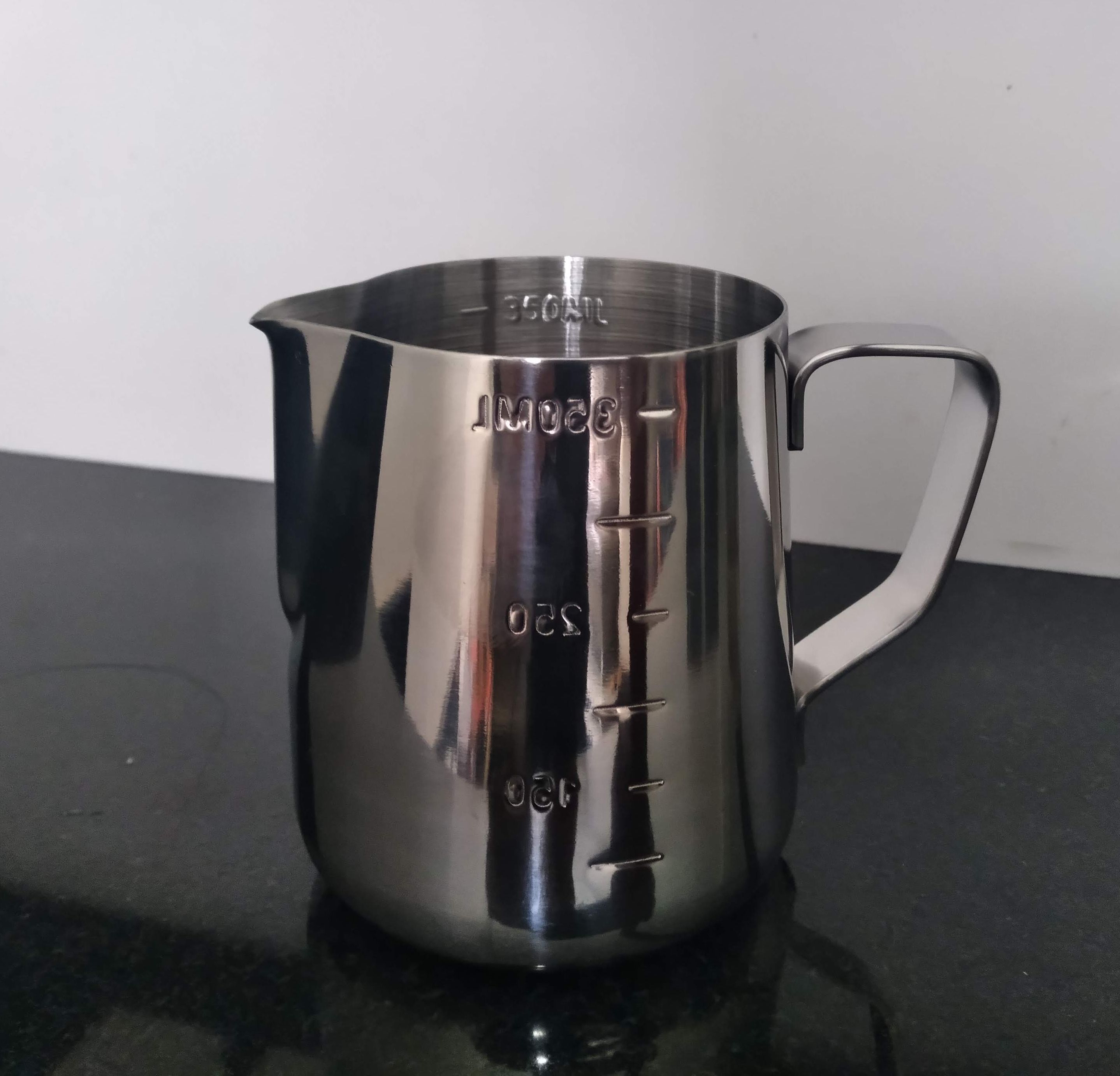Ca đánh sữa inox (có vạch chia) 350ml - 550ml