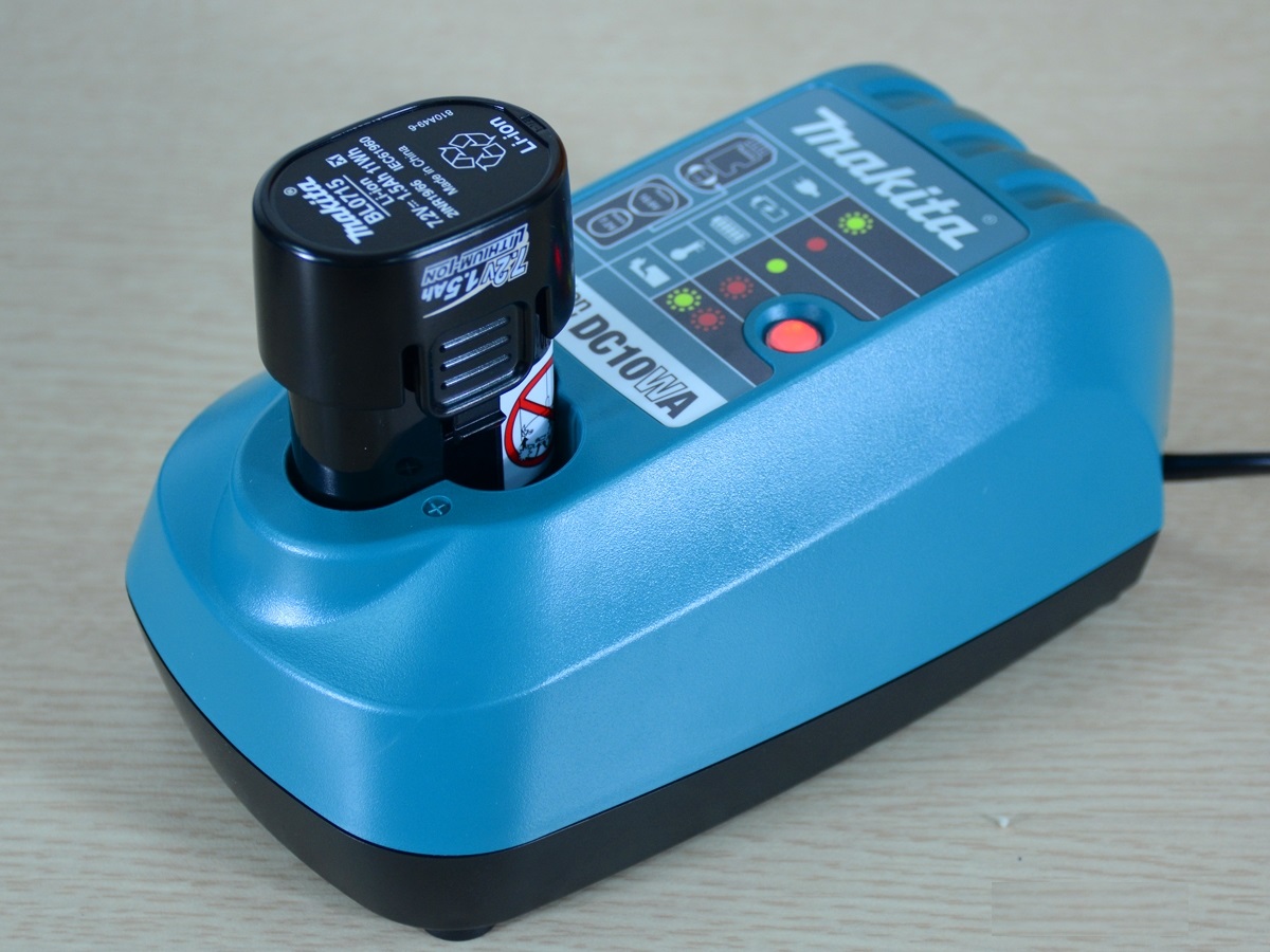 Máy vặn vít dùng pin Makita DF012DSE