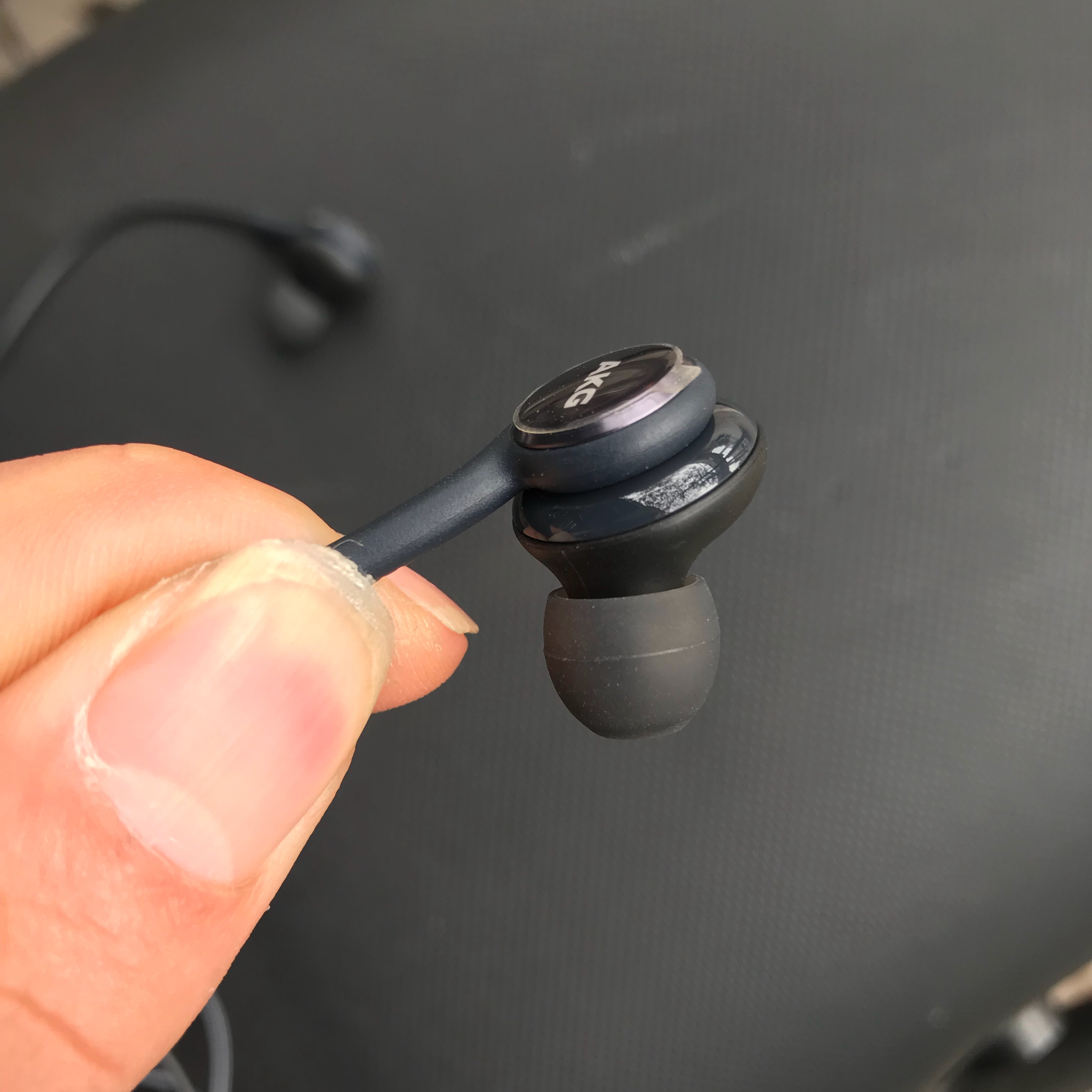 Tai Nghe AKG S9 Màu Đỏ Theo Máy