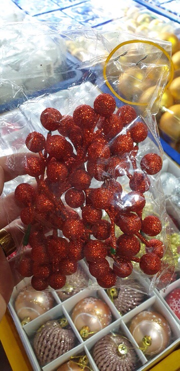 Chùm quả cherry trang trí cây thông