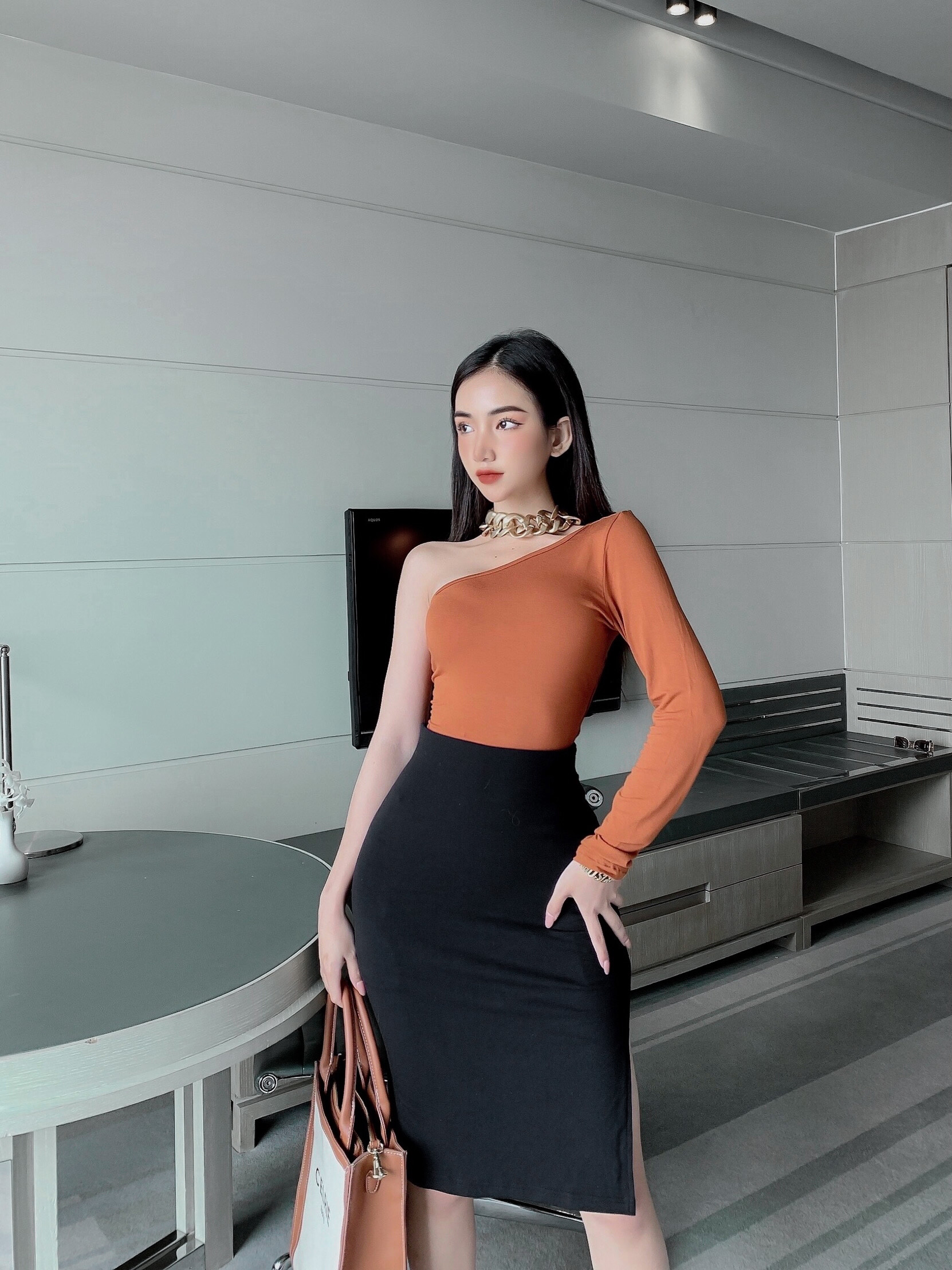 Chân váy thun ôm xẻ đùi form lửng