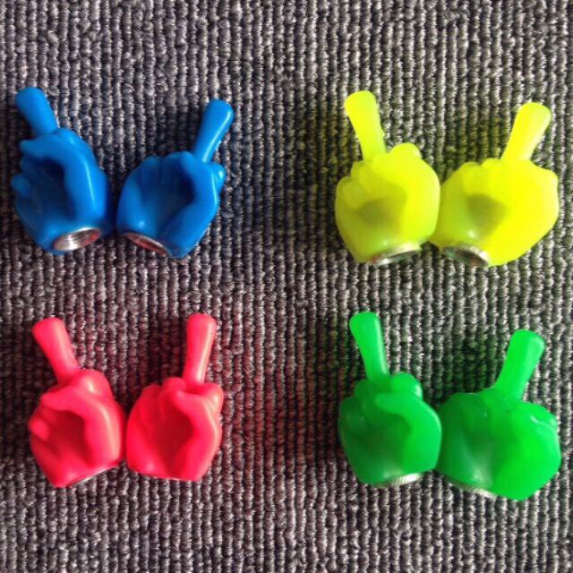 [ GIÁ 1 ĐÔI] NÚT BỊT CHÂN VAN HƠI XE MÀY VÀ OTO HÌNH NGÓN TAY( giao màu ngẫu nhiên)!