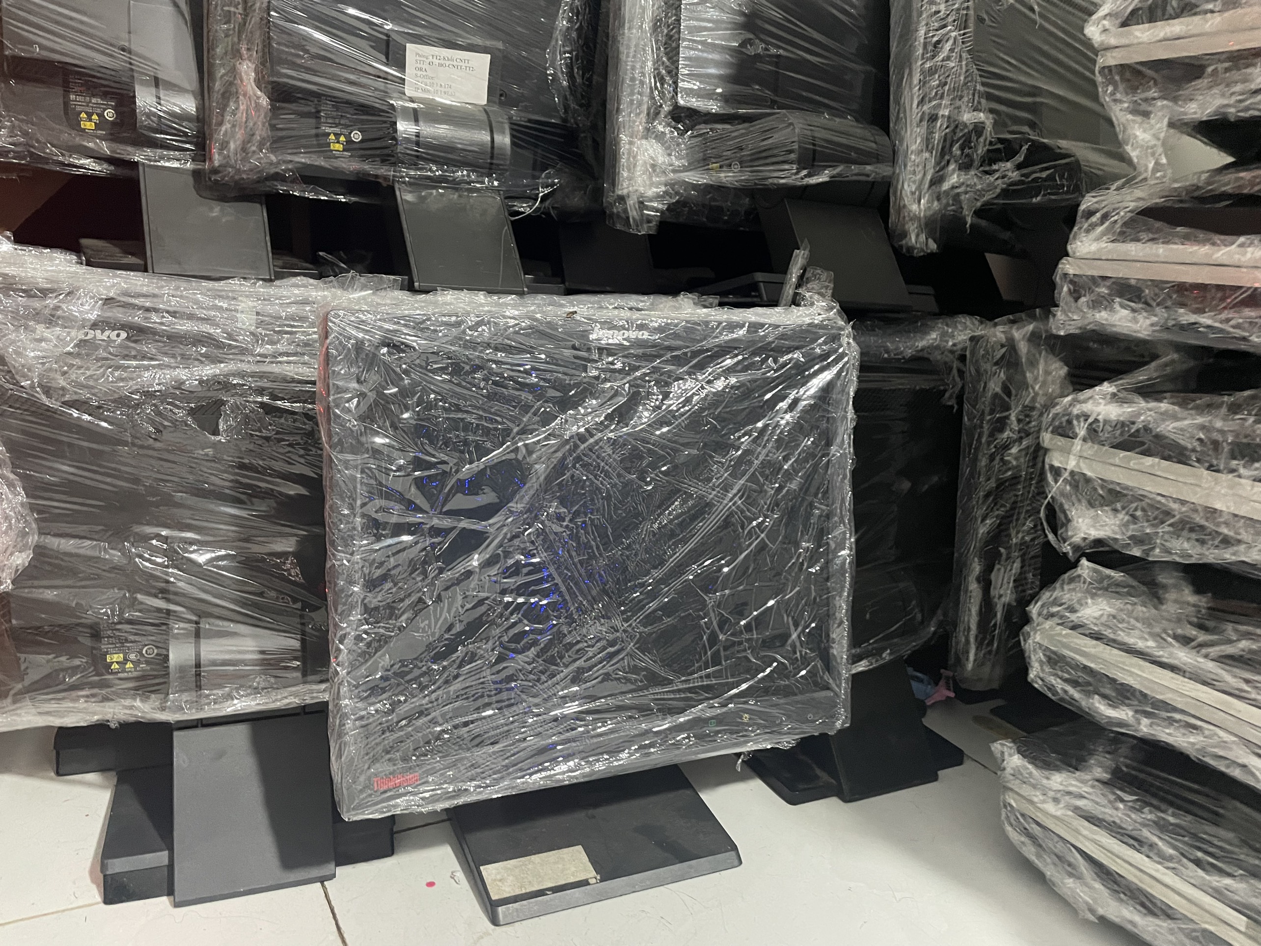 Màn hình máy tính Lenovo 15in đen - Vuông 15 inch hàng đẹp giá full dây kết nối