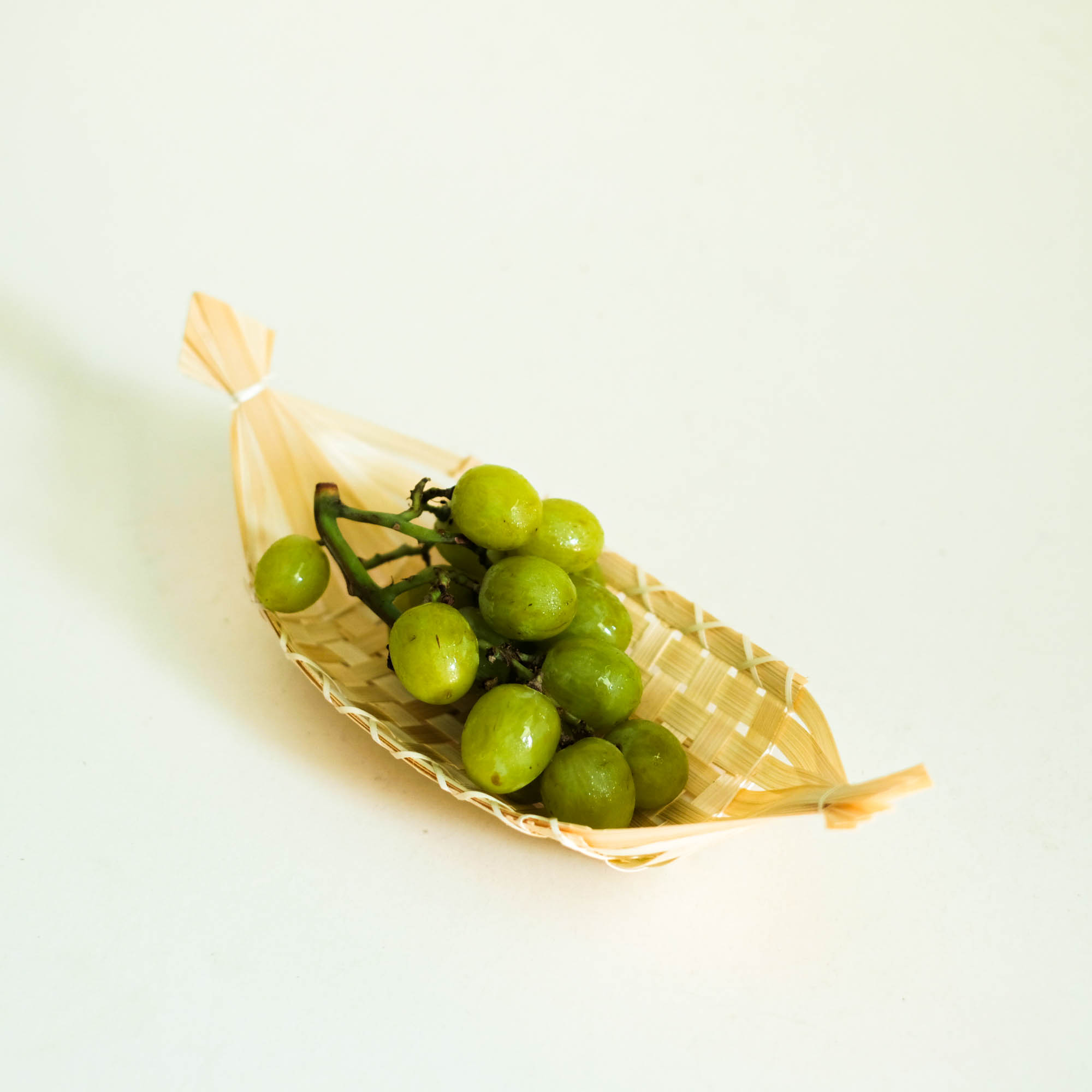 Thuyền tre đan đang tr&iacute; thực phẩm, Woven bamboo tray